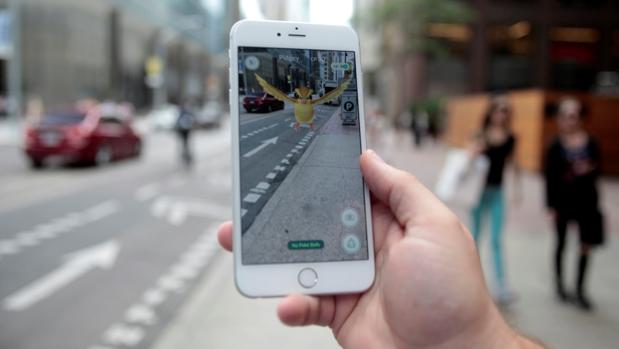 Un teléfono móvil ejecutando el recién estrenado juego Pokémon Go. | abc.es