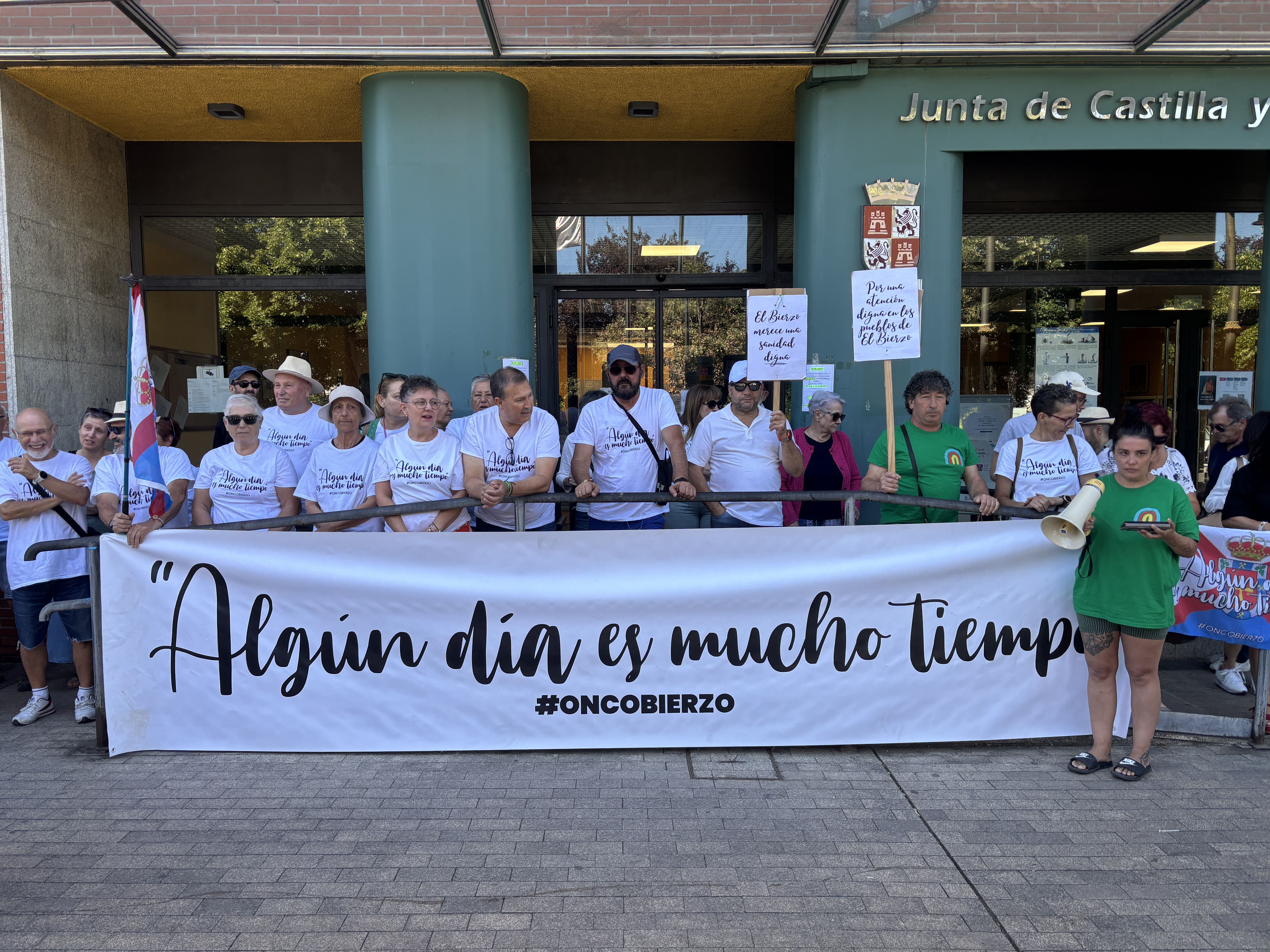 Protesta de Oncobierzo frente a la sede de la Junta en Ponferrada. | JAVIER FERNÁNDEZ