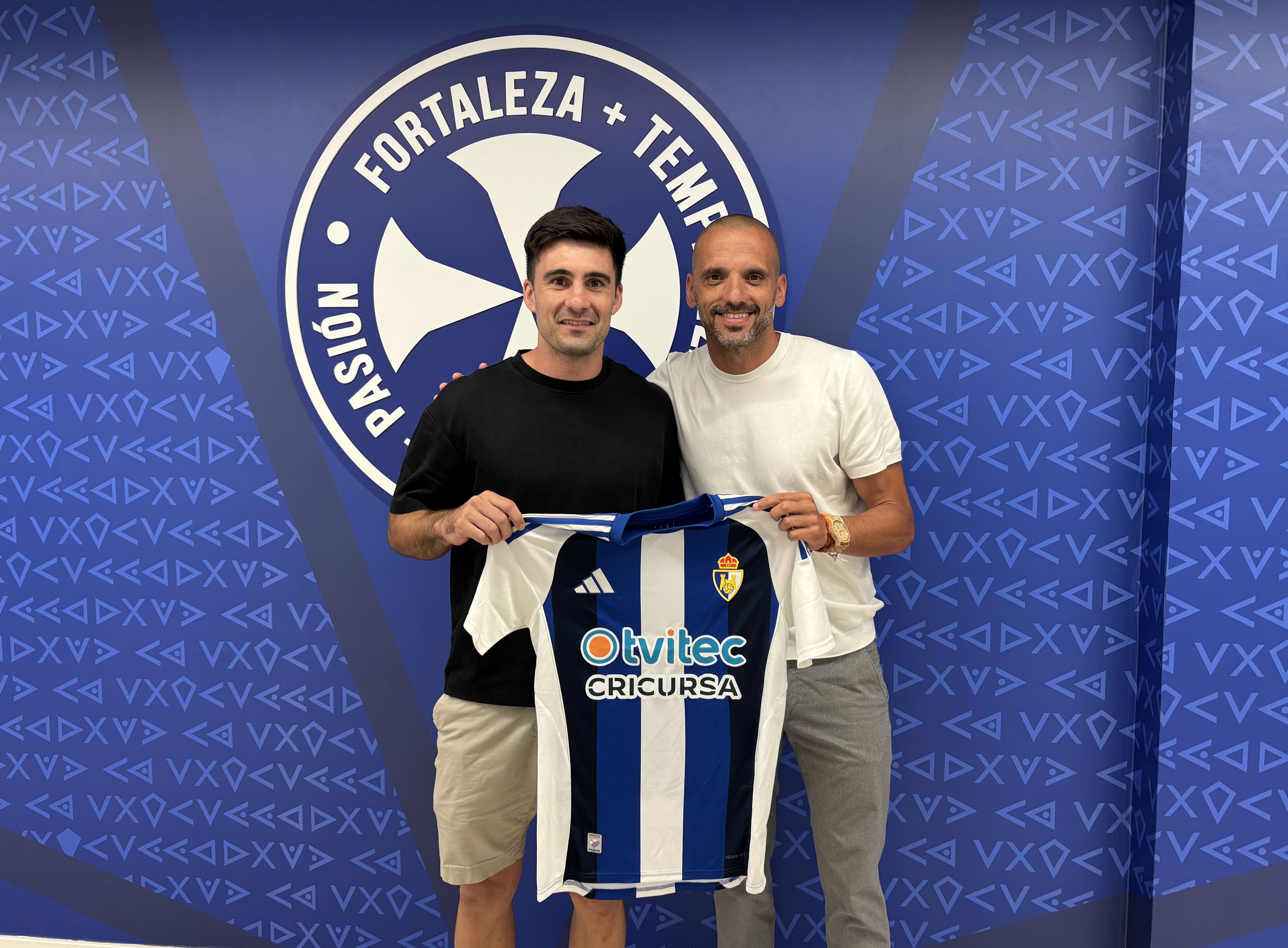 Xemi Fernández posa con Yuri con la camiseta de la Ponferradina. | JAVIER FERNÁNDEZ