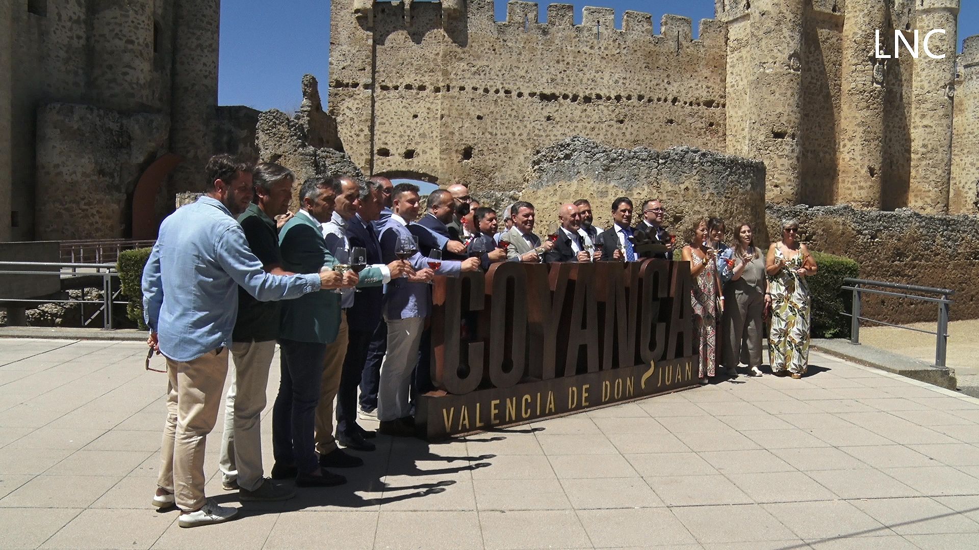 Coyanza brinda frente a su castillo con los mejores vinos de la DO León