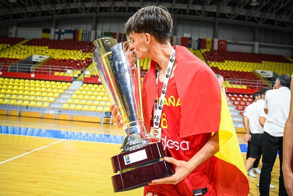 Didac Cebolla, tras proclamarse campeón de Europa con España sub'16. | YOSOYNOTICIA