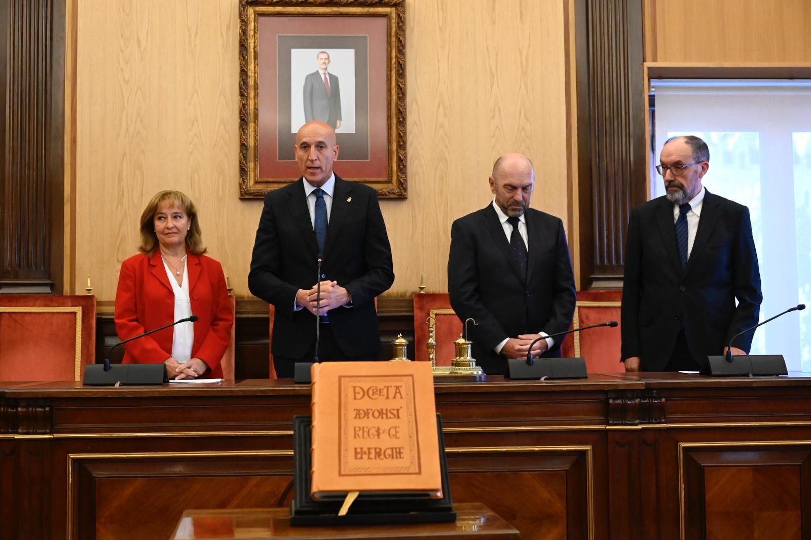 Un instante del acto de nombramiento de Ana del Ser como mantenedora de los Fueros de León, celebrado en San Marcelo. | SAÚL ARÉN