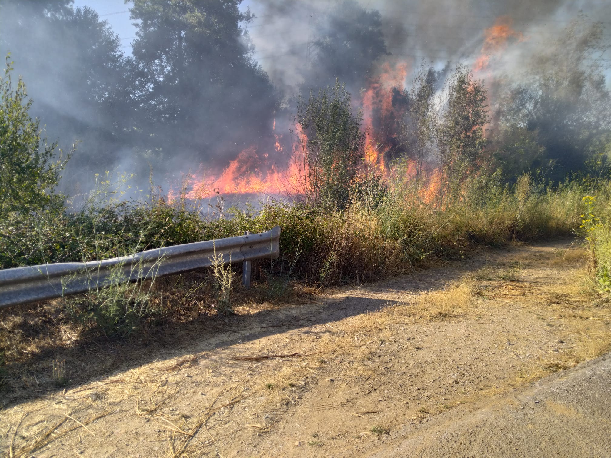 Incendio en un matorral entre Magaz de Arriba y Cacabelos, en una imagen de archivo. | BOMBEROS PONFERRADA