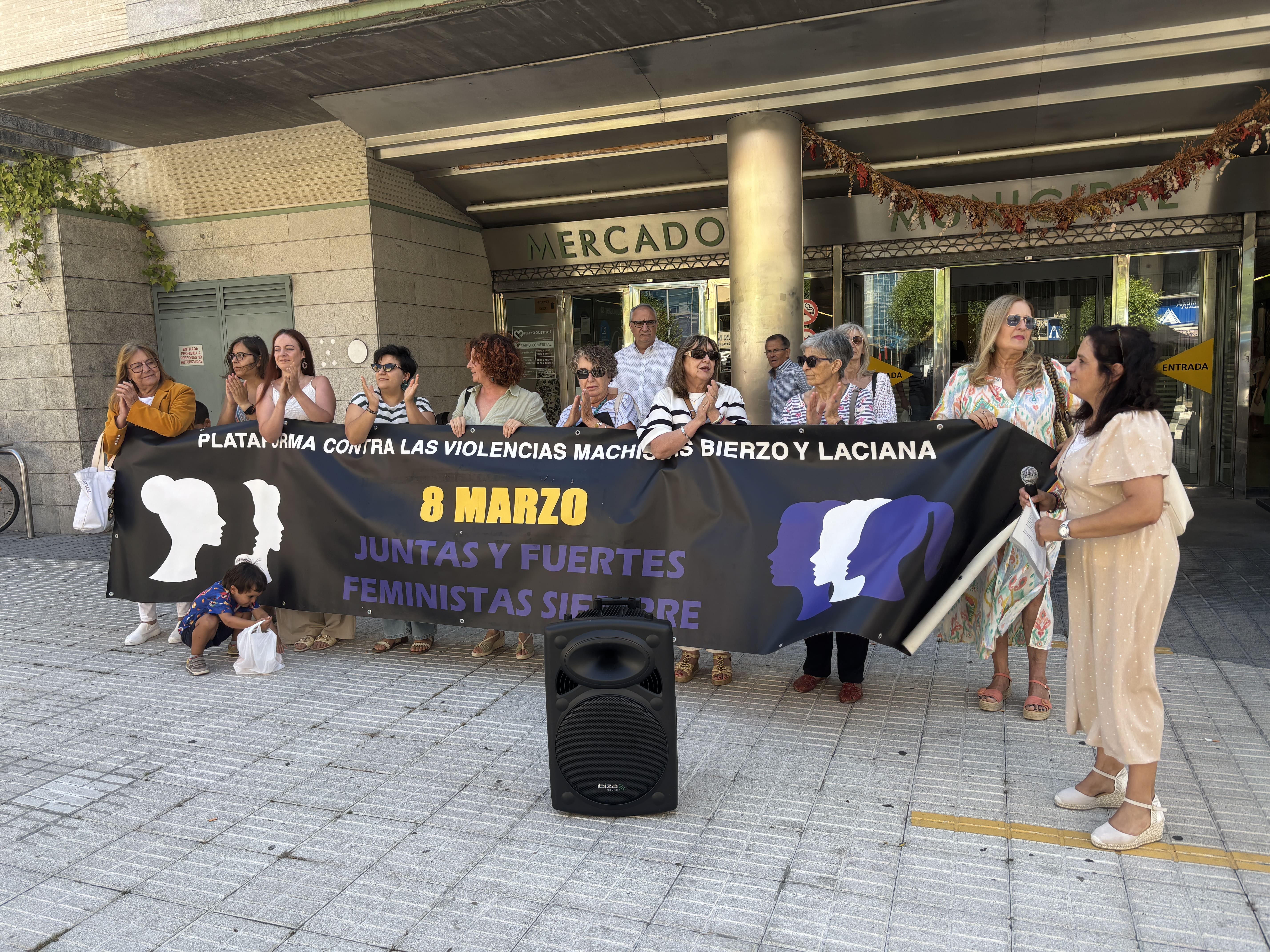 Concentración de la Plataforma contra las violencias machistas de Bierzo y Laciana. | J.F.