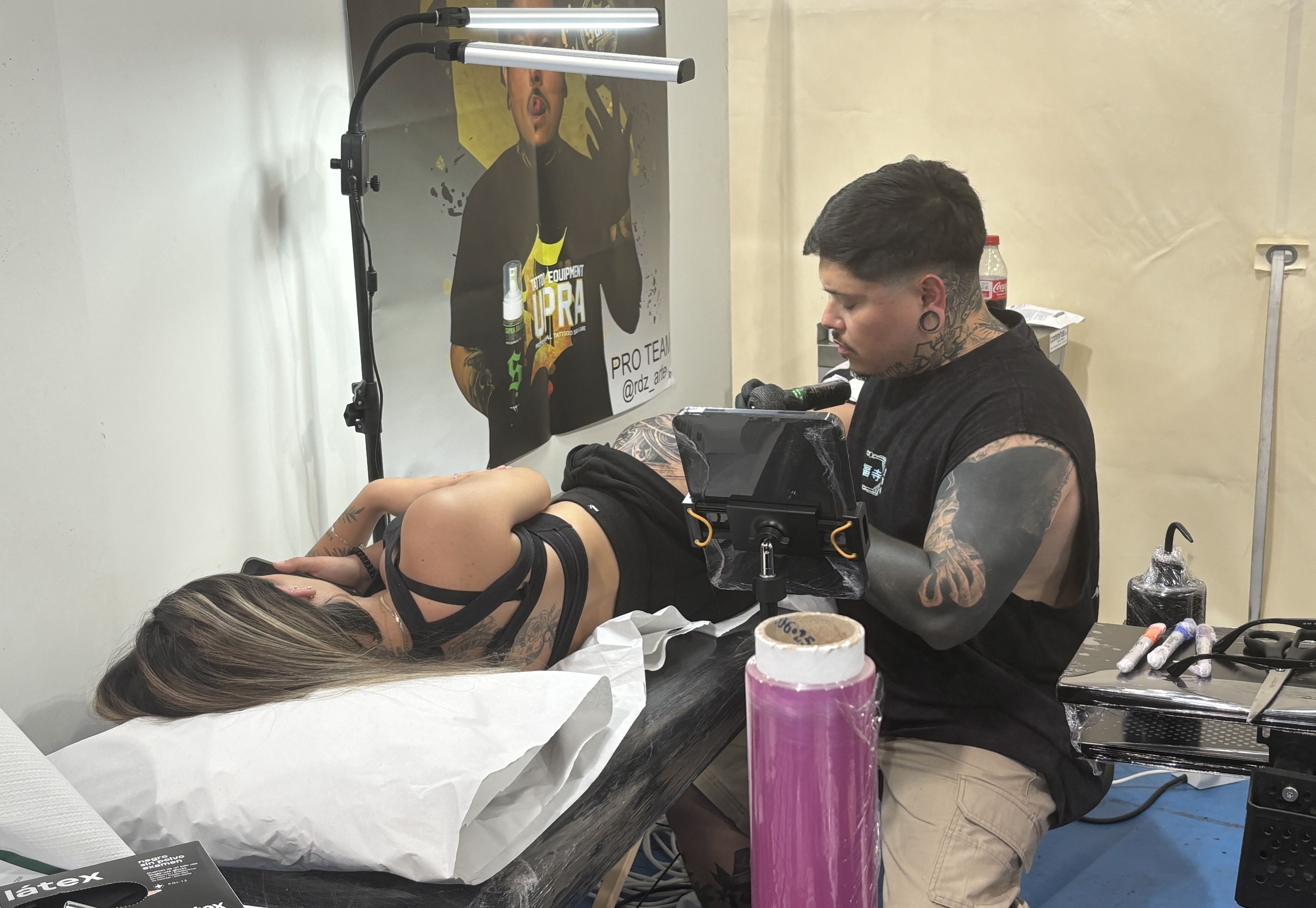 La elaboración de las tatuajes la pudo presenciar en directo cualquier visitante al pabellón. | J.F.