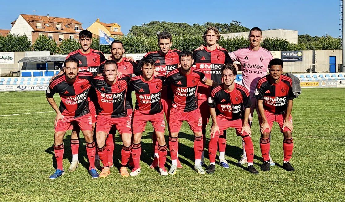 Formación del equipo titular de la Ponferradina en Portonovo. | SDP