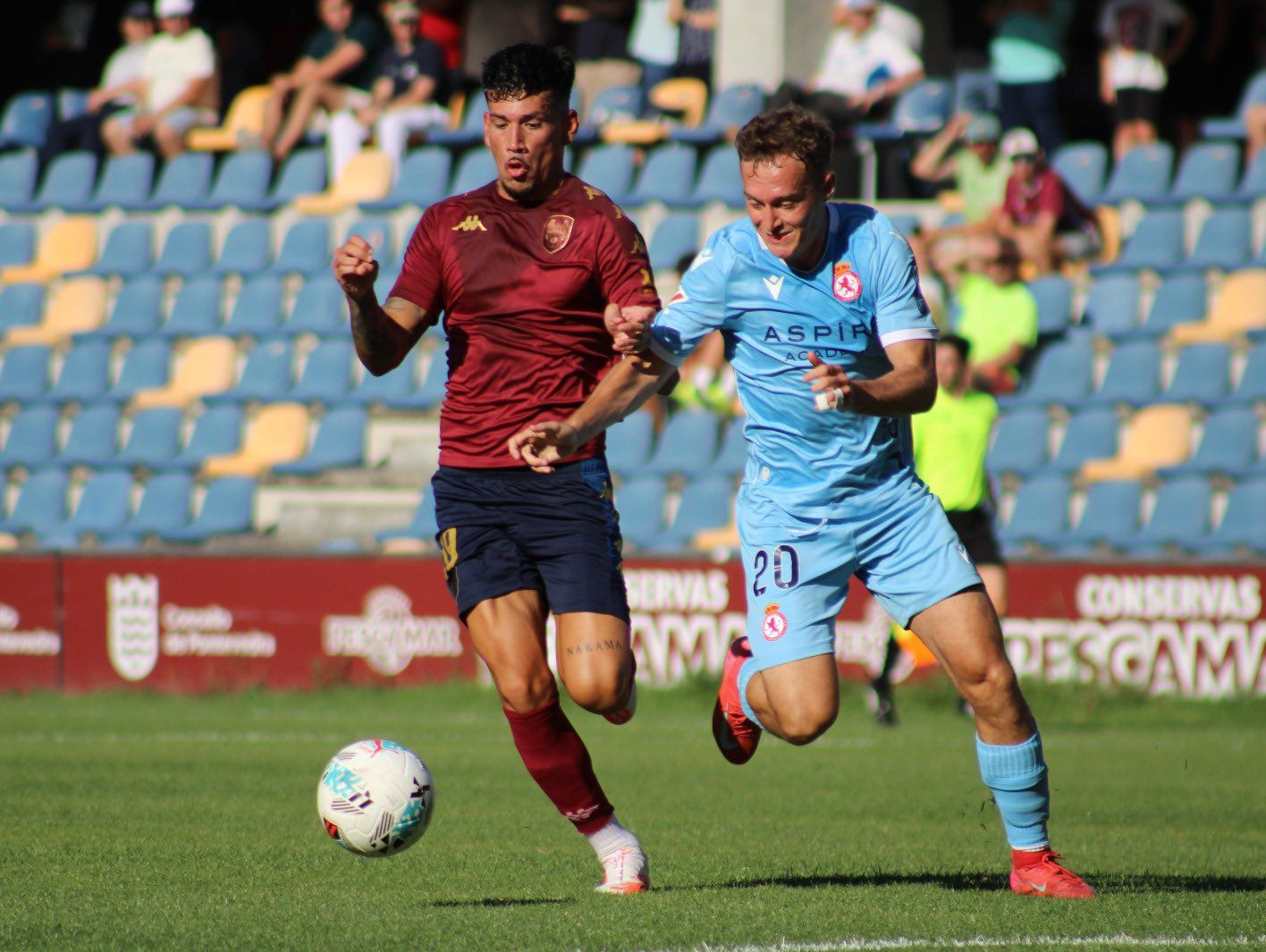 Tresaco, autor del único gol del partido, forcejea contra un jugador del Pontevedra. CYDL