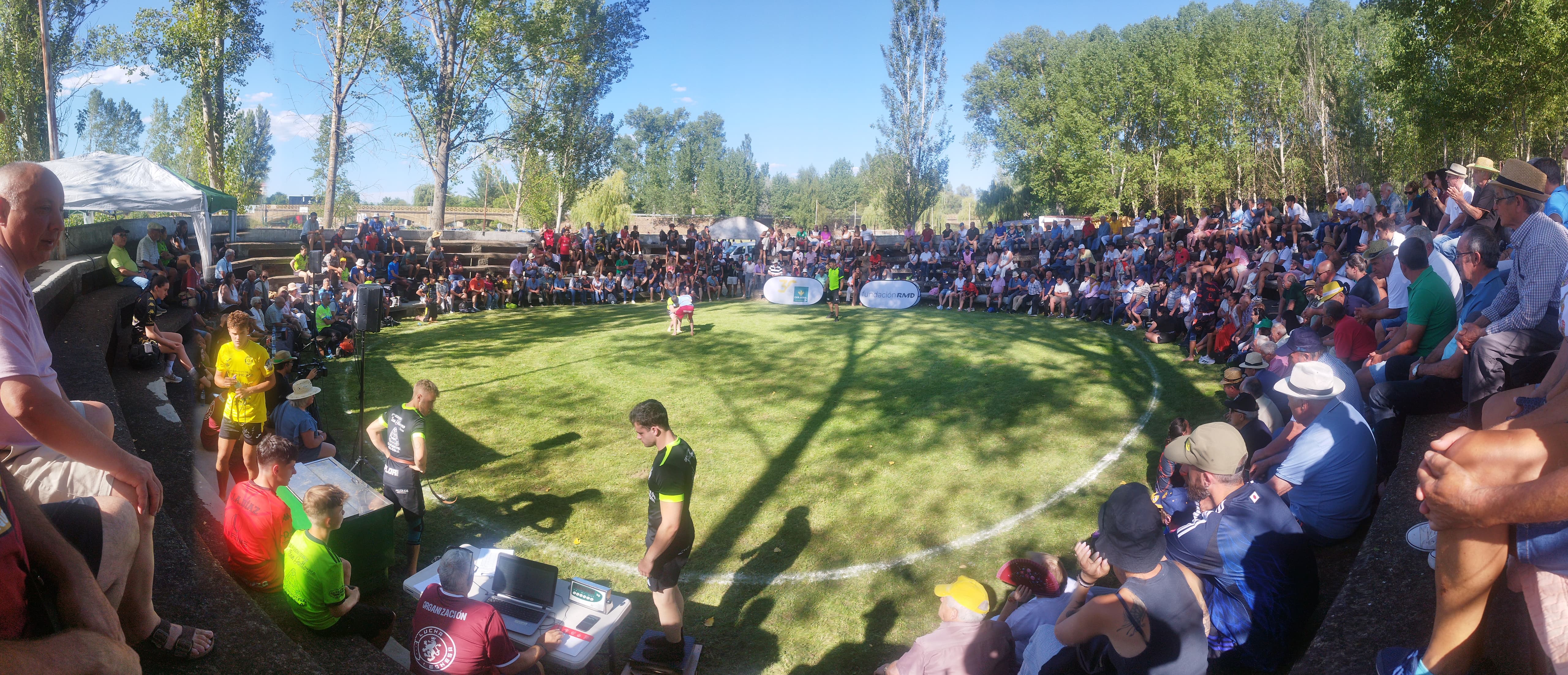 Estampa tradicional del corro cerrado de Gradefes, con una buena entrada  