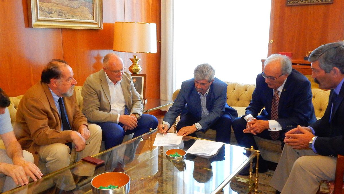 Momento de la firma esta mañana en el Rectorado de la Universidad de León. | L. N. C.