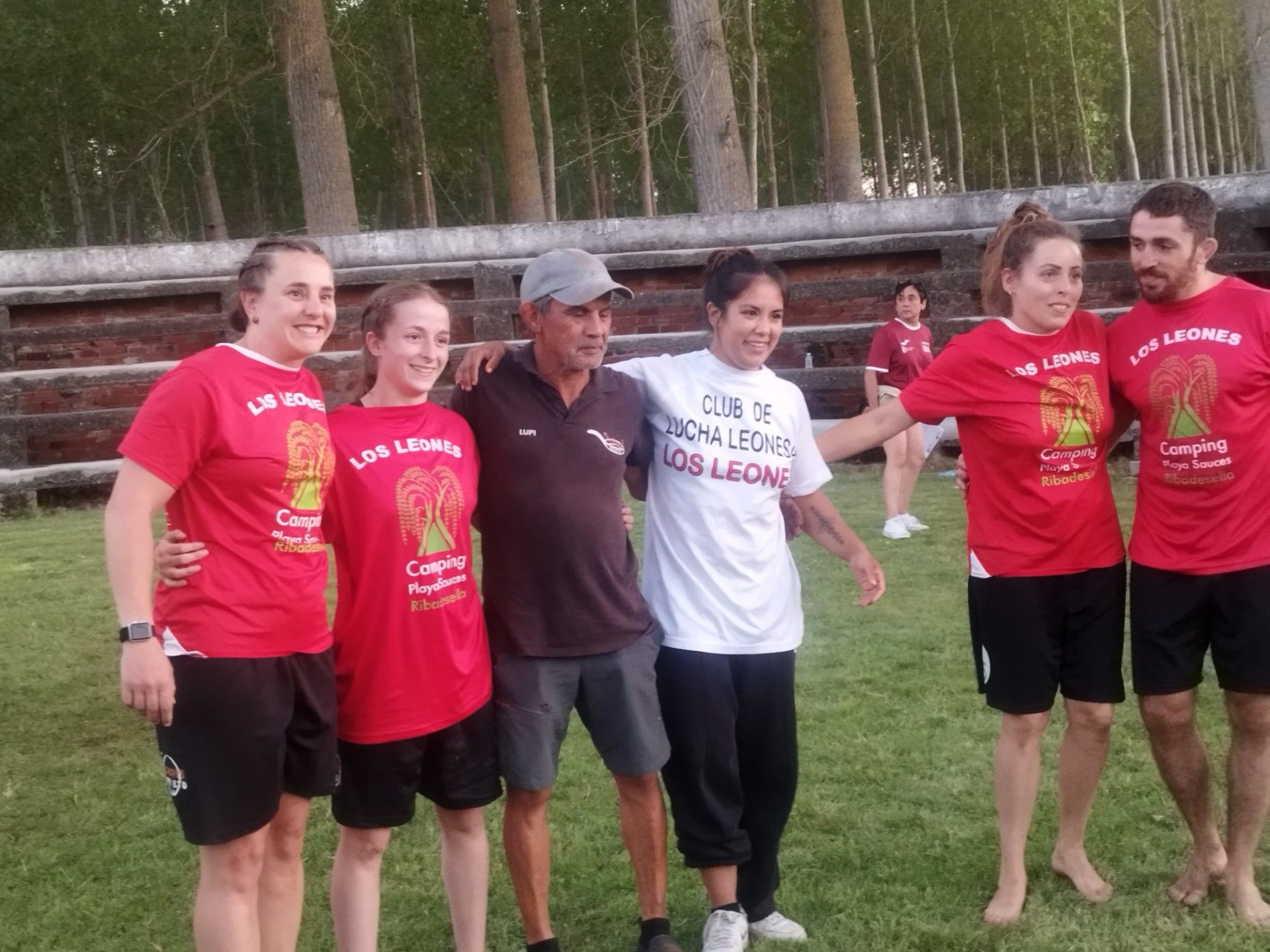 Lupi y Vanesa Presa, responsables de Los Leones, con las nómadas de su club: María Cabas, los hermanos Gaitero y Paula Lanza 