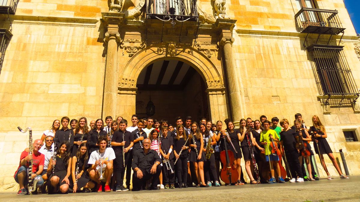 Algunos de los participantes en anteriores ediciones del curso posan frente al Palacio de los Guzmanes.