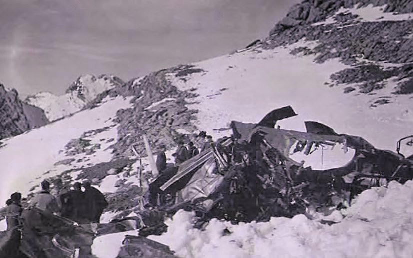 Restos del Heinkel 111 B2 25-42 después del accidente. :: Archivo particular de Gregorio Fernández Castañón