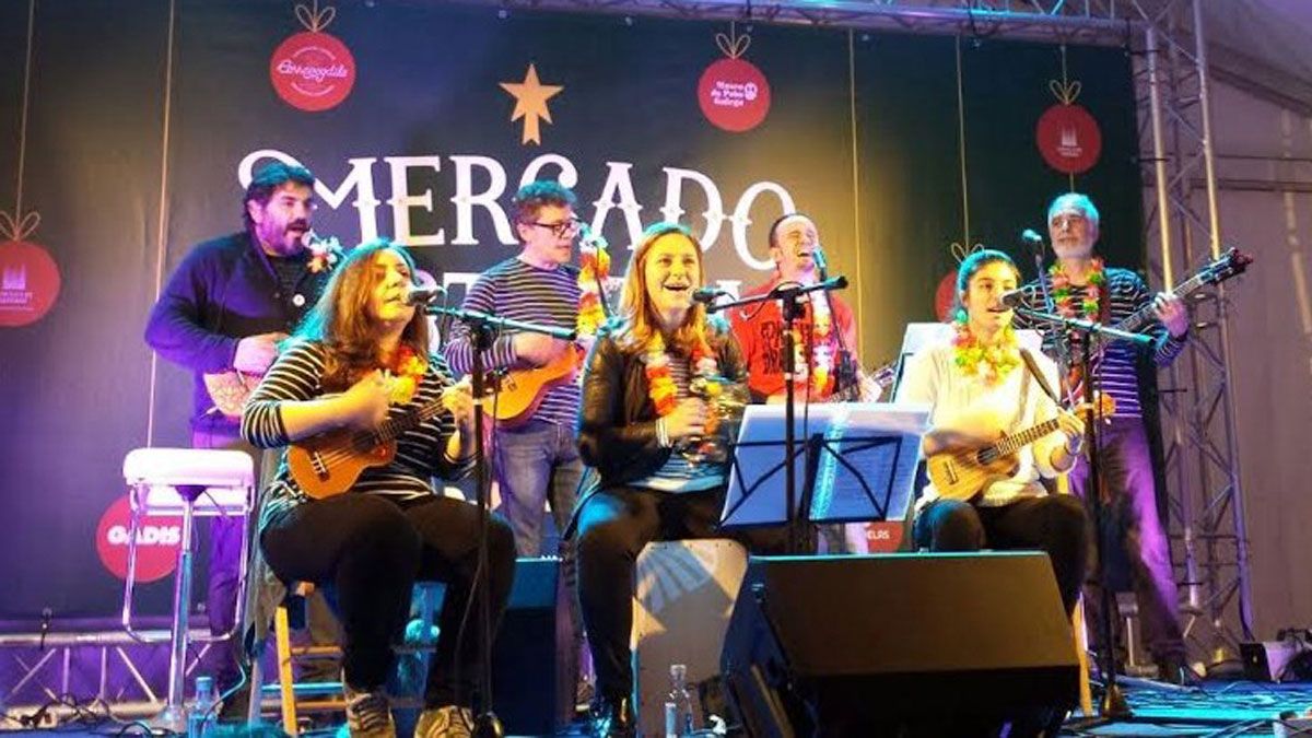 Los integrantes de la formación gallega ‘Ukestra do Medio’ llevan el divertido sonido del ukelele a la cripta de Cascalería.