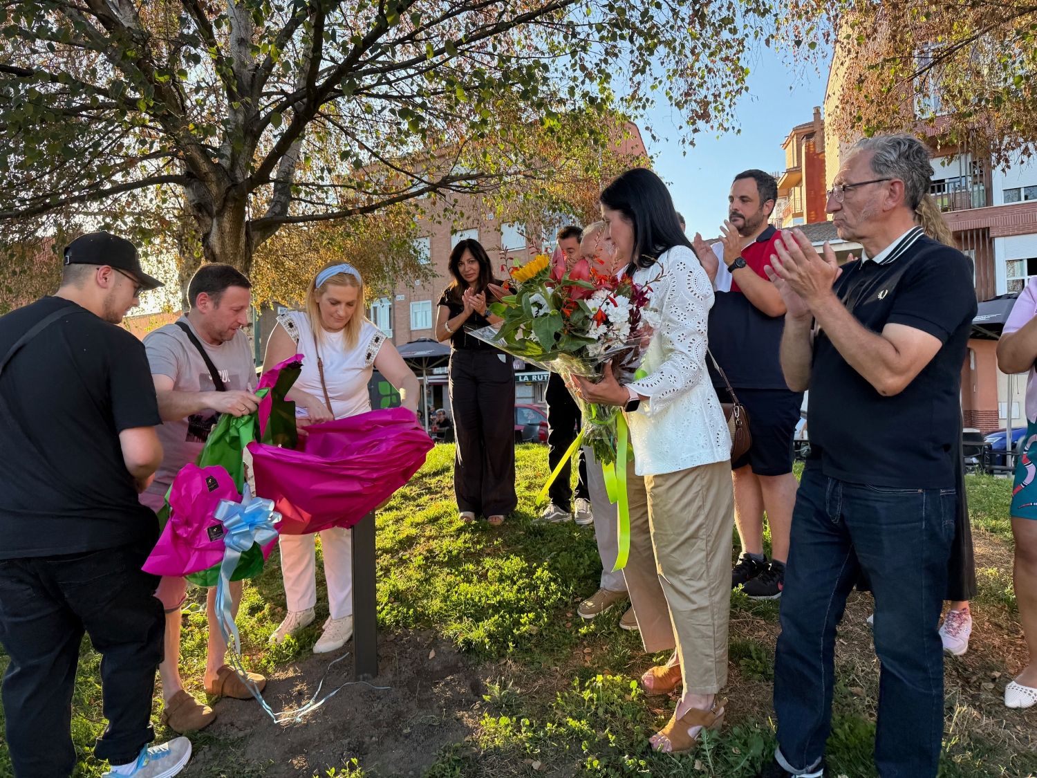 Un instante del descubrimiento de la placa | L.N.C.