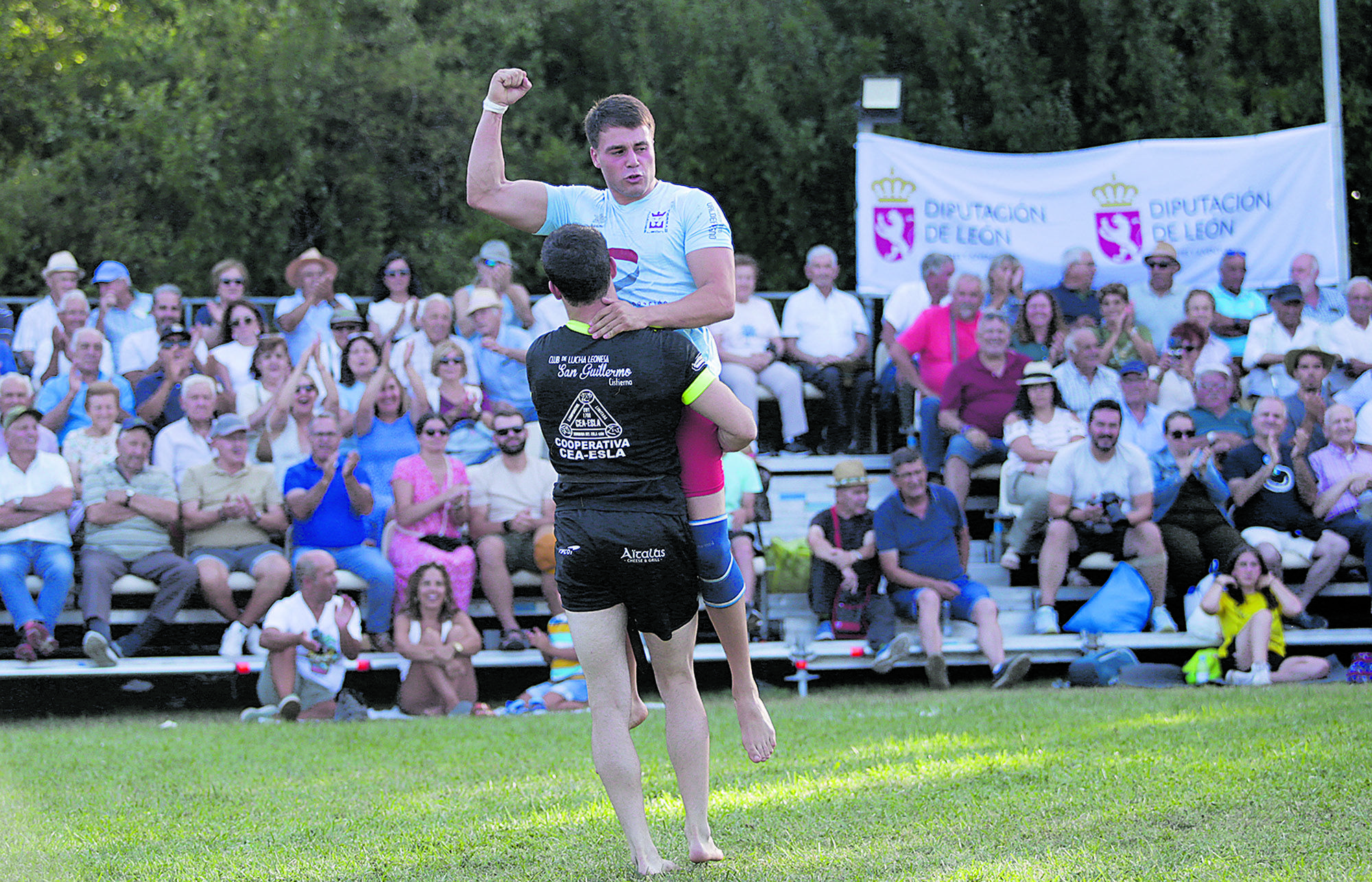 David Riaño levanta a Fer, que celebra su victoria en casa con rabia / FERNANDO OTERO