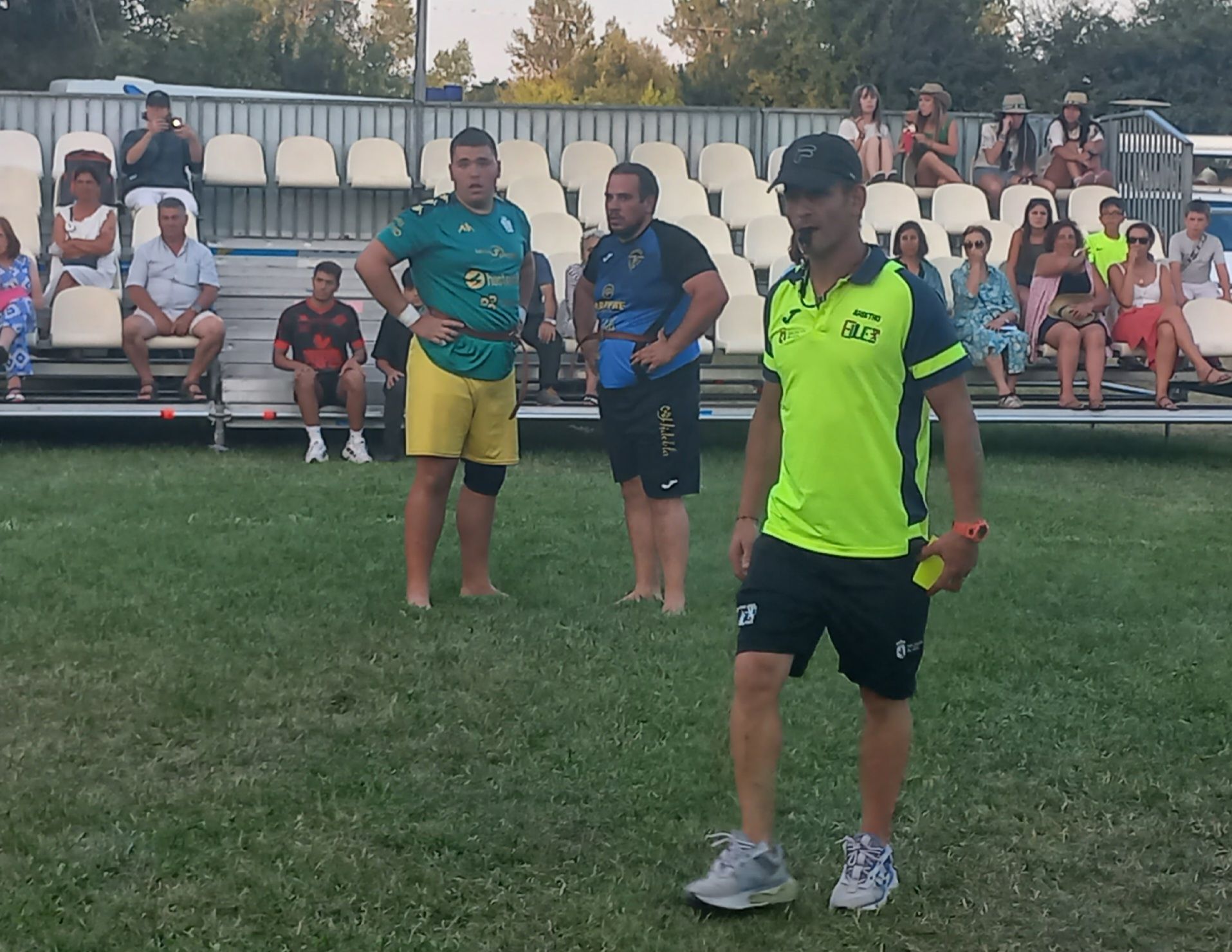 Vitorín Canario II y Jesús Quiñones esperan expectantes cuando el árbitro de mesa llamó al del corro para decirle que era tarjeta roja F. OTERO 