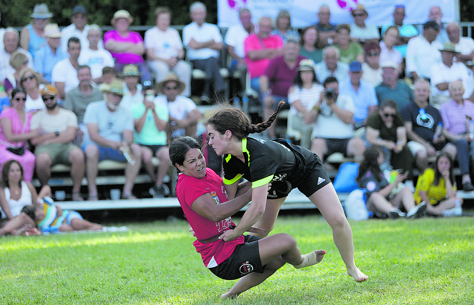 Beatriz Riaño le da la caída definitiva a Paula Lanza, con gesto de dolor por su lesión de tobillo. | FERNANDO OTERO