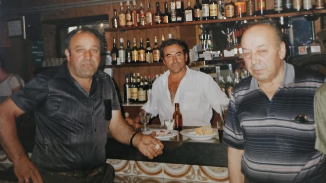 Carrilano en la cantina que regentaba en La Baña, con dos clientes Carrilano en la cantina que regentaba en La Baña, con dos clientes