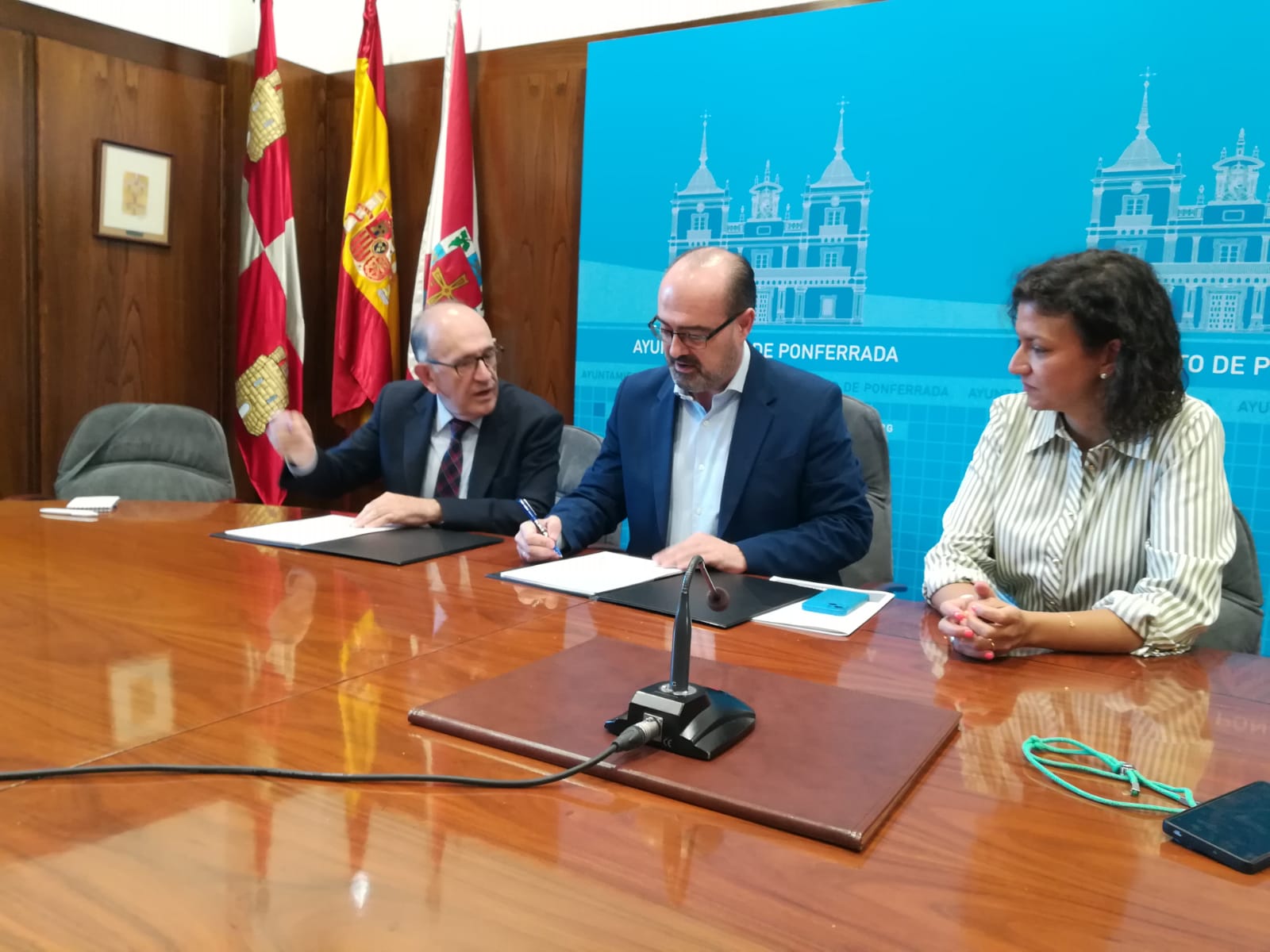 Ponferrada y Somacyl firmando el convenio por el que se arreglarán los campos. | MAR IGLESIAS