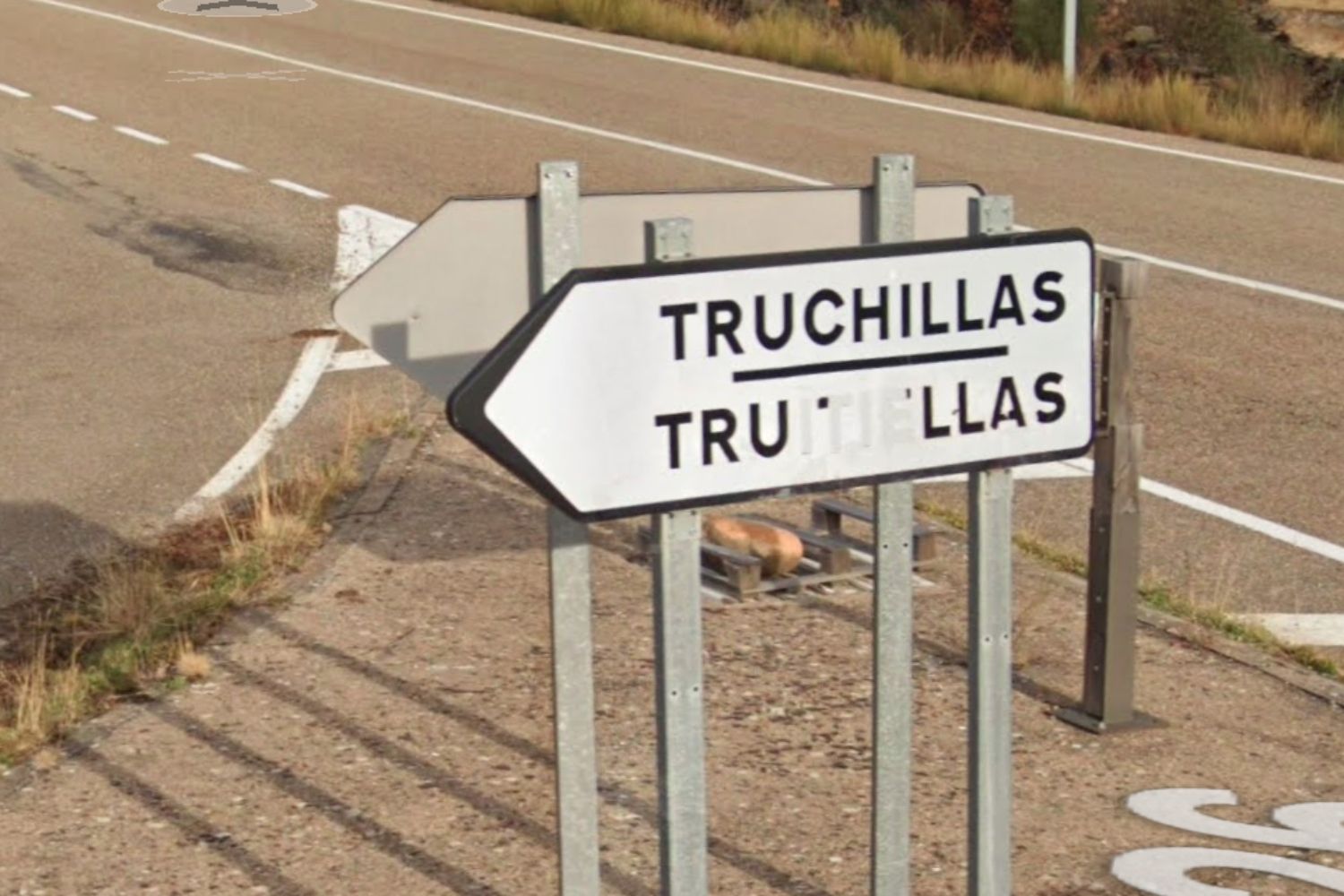 Cartel del municipio de Truchas en español y en llionés