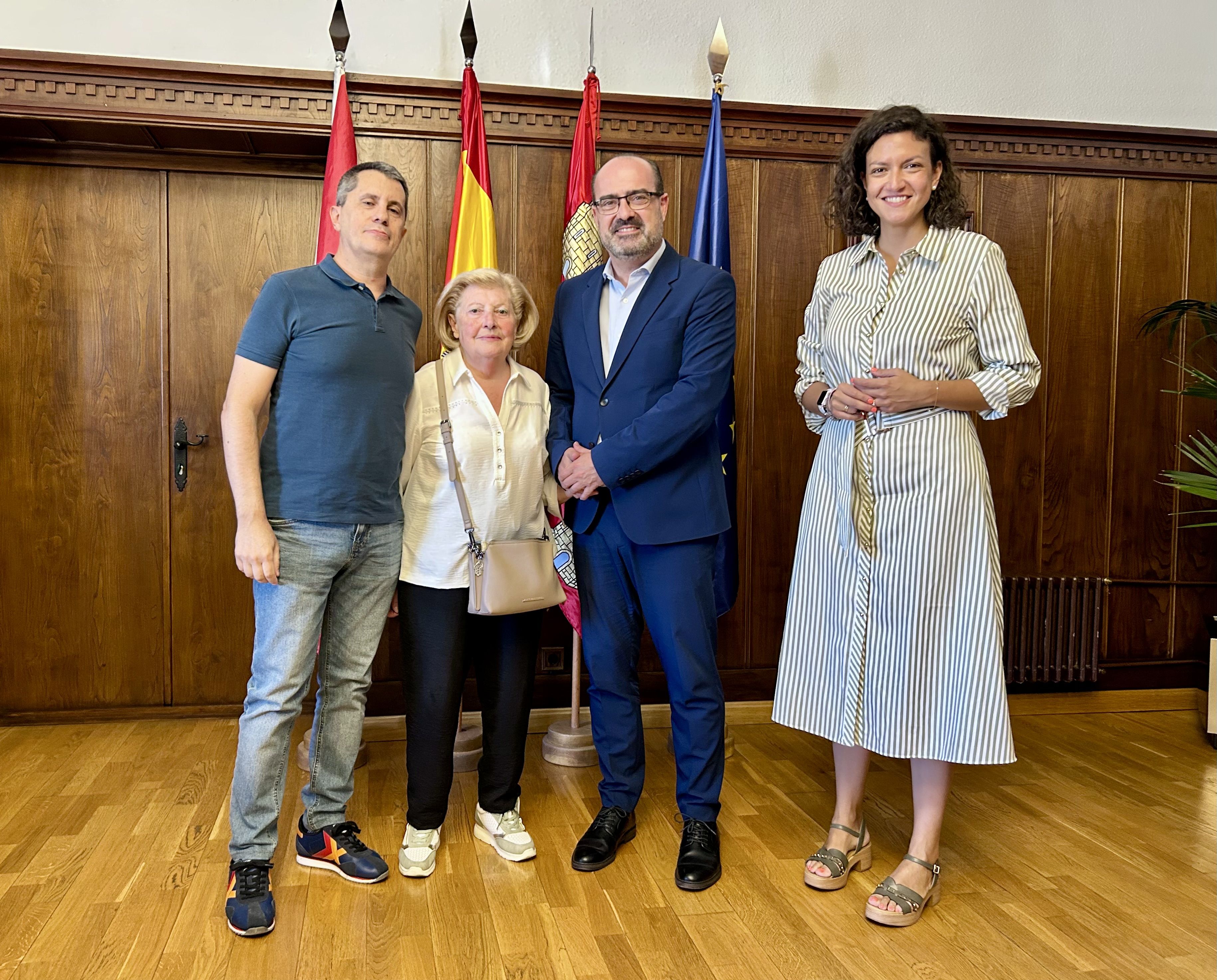 La madre y uno de los hermanos de Mario conociendo la noticia hace unas semanas. 