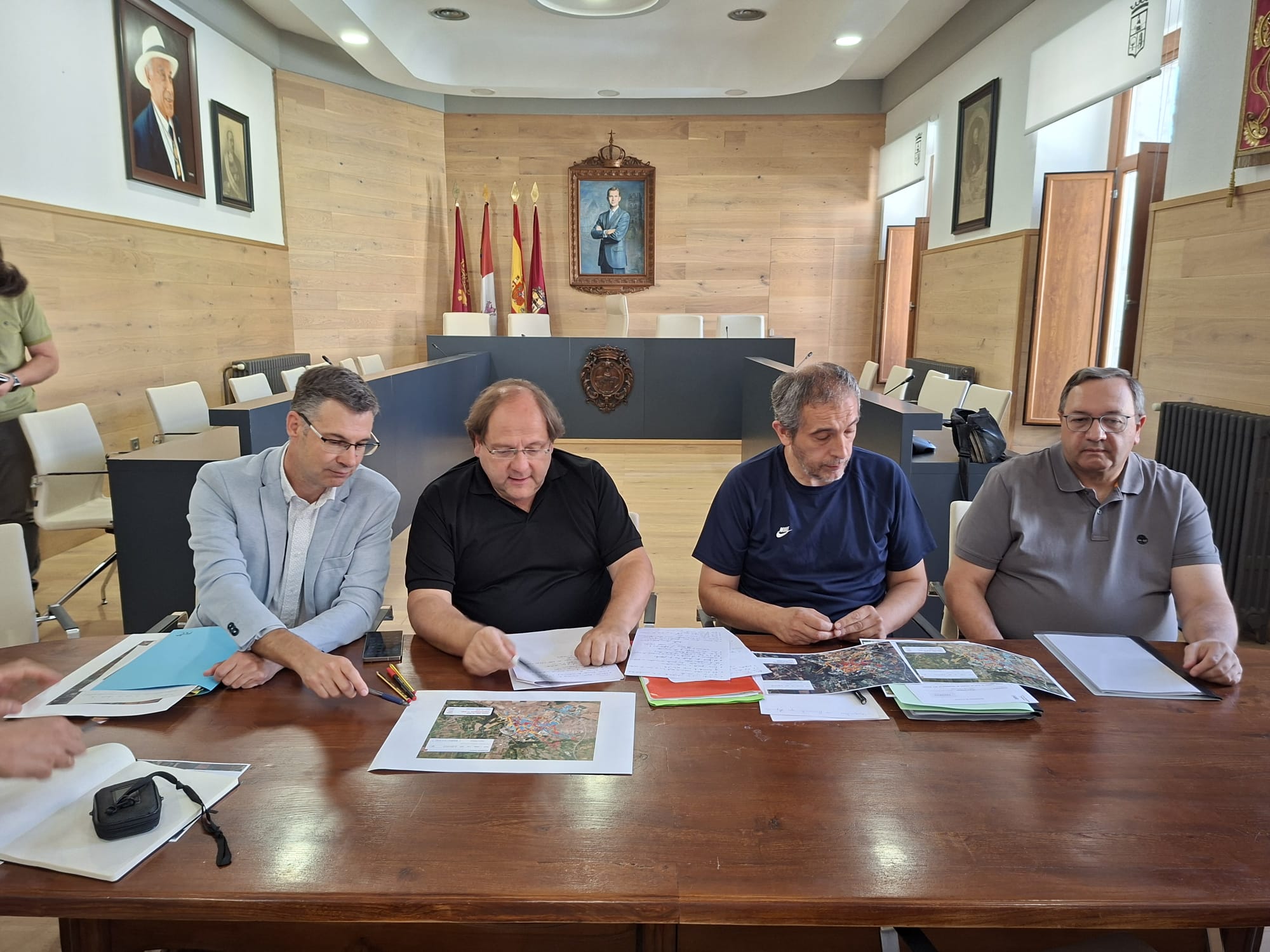 Rueda de prensa este lunes para anunciar la medida para solventar la deuda con Aqualia. | L.N.C.