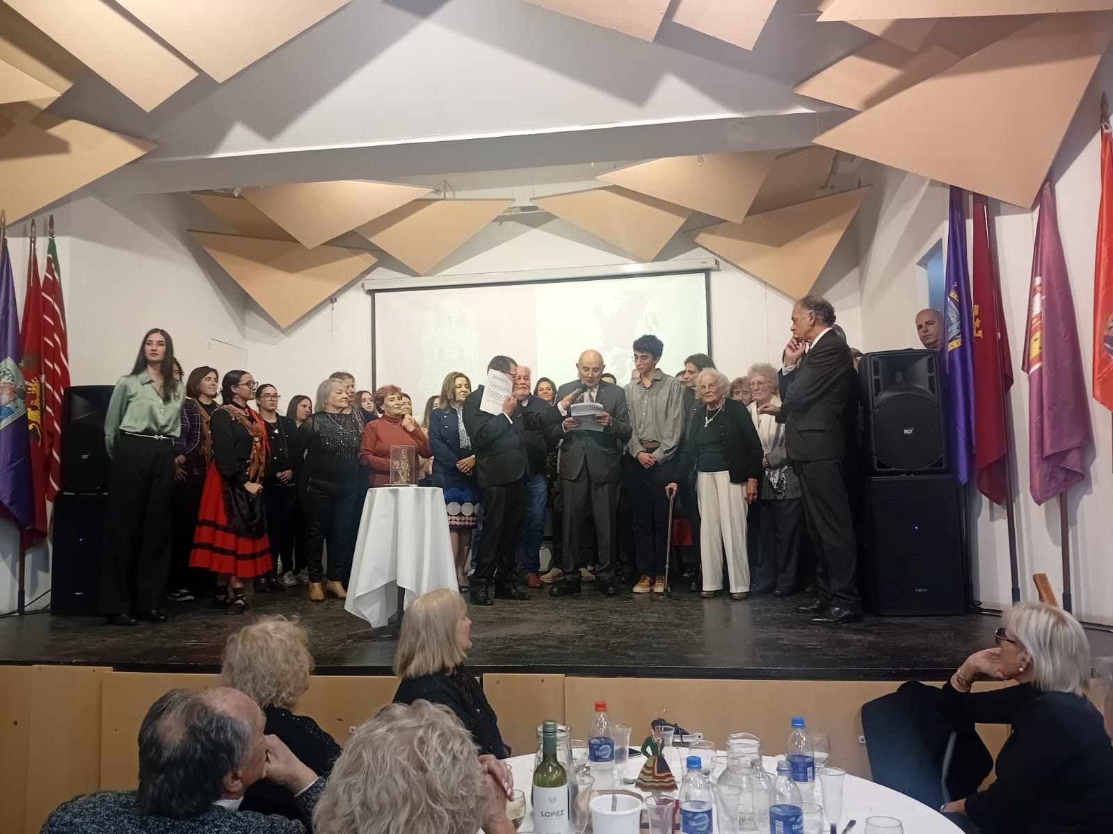 El Centro de Castilla y León de Mar del Plata celebró su 75º aniversario con una emotiva fiesta |L.N.C. El Centro de Castilla y León de Mar del Plata celebró su 75º aniversario con una emotiva fiesta |L.N.C.