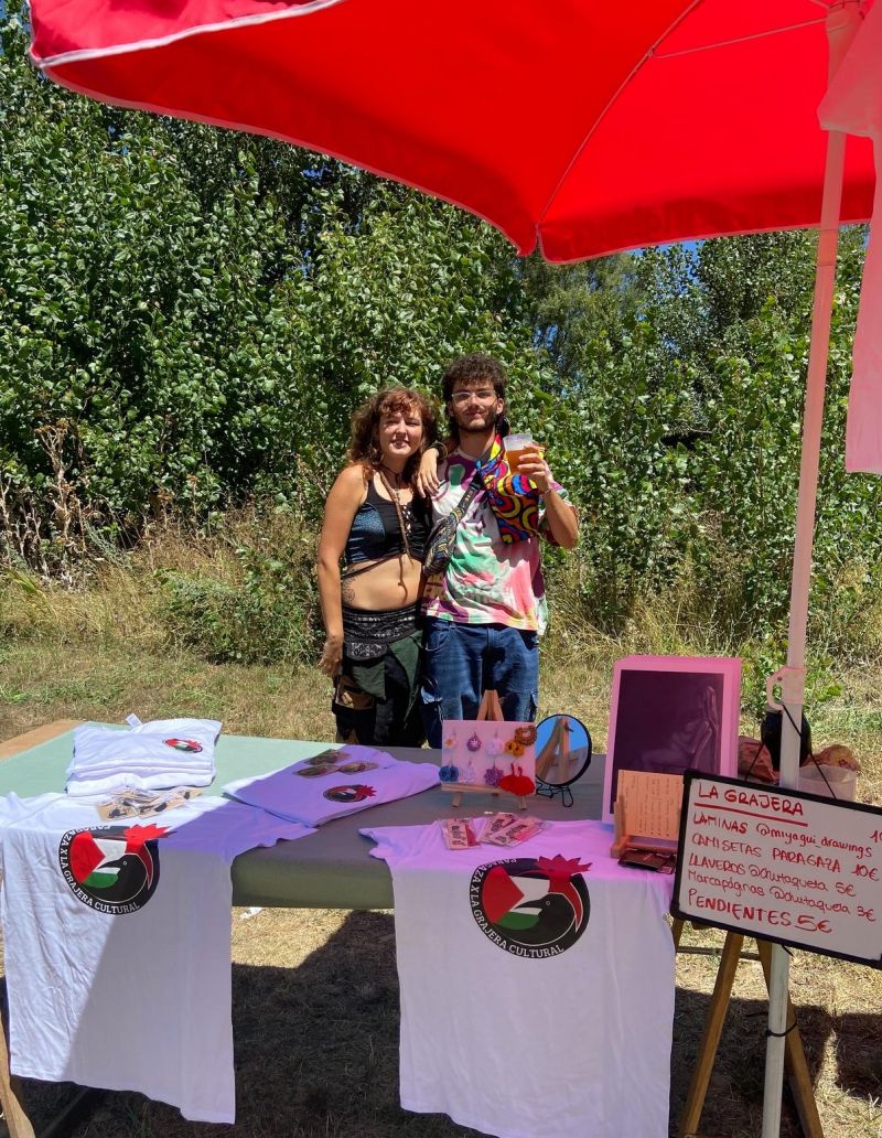 Uno de los puestos del mercadillo solidario. | L.N.C. Uno de los puestos del mercadillo solidario. | L.N.C.