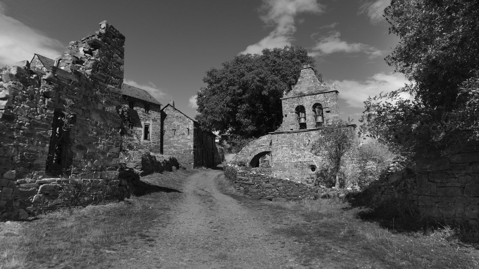 Prada de la Sierra. Las campanas como símbolo de que aún hay pueblo. | OLGA ORALLO