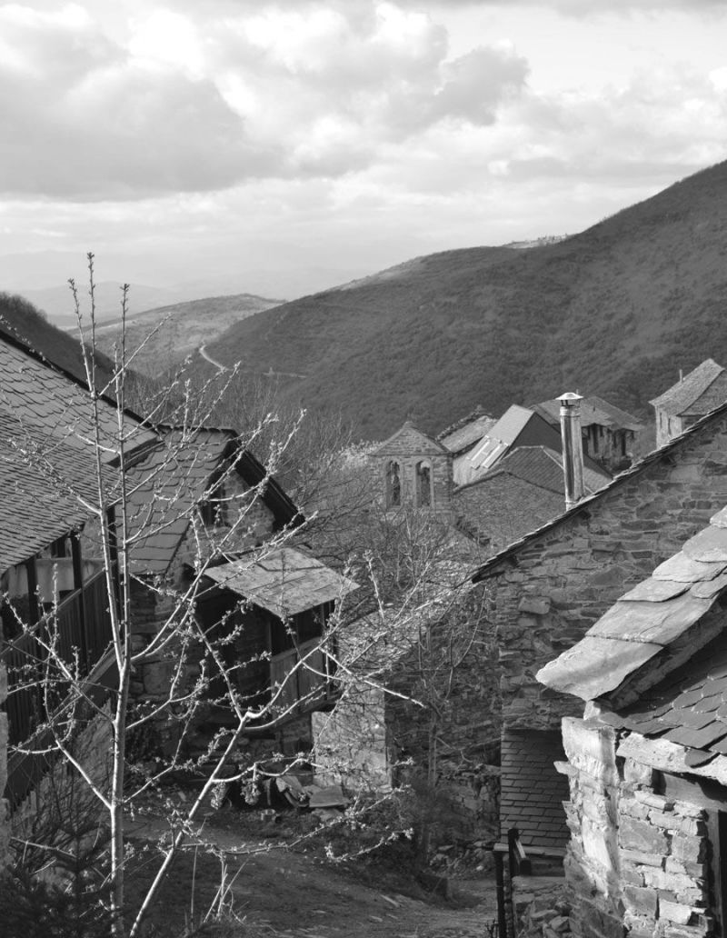 Carracedo de Compludo. Tejados y chimeneas que hablan de recuperación Carracedo de Compludo. Tejados y chimeneas que hablan de recuperación