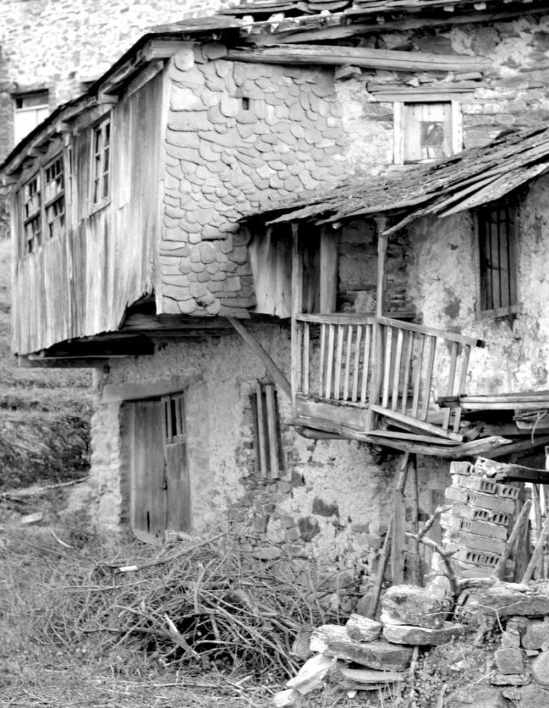 Carracedo de Compludo. Casas de doble planta con su corredor exterior Carracedo de Compludo. Casas de doble planta con su corredor exterior