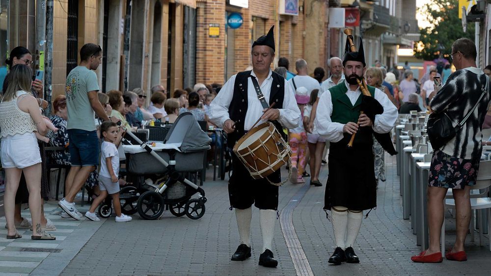 Pasacalles musical durante la Astur Feria del año pasado. | MAURICIO PEÑA Pasacalles musical durante la Astur Feria del año pasado. | MAURICIO PEÑA