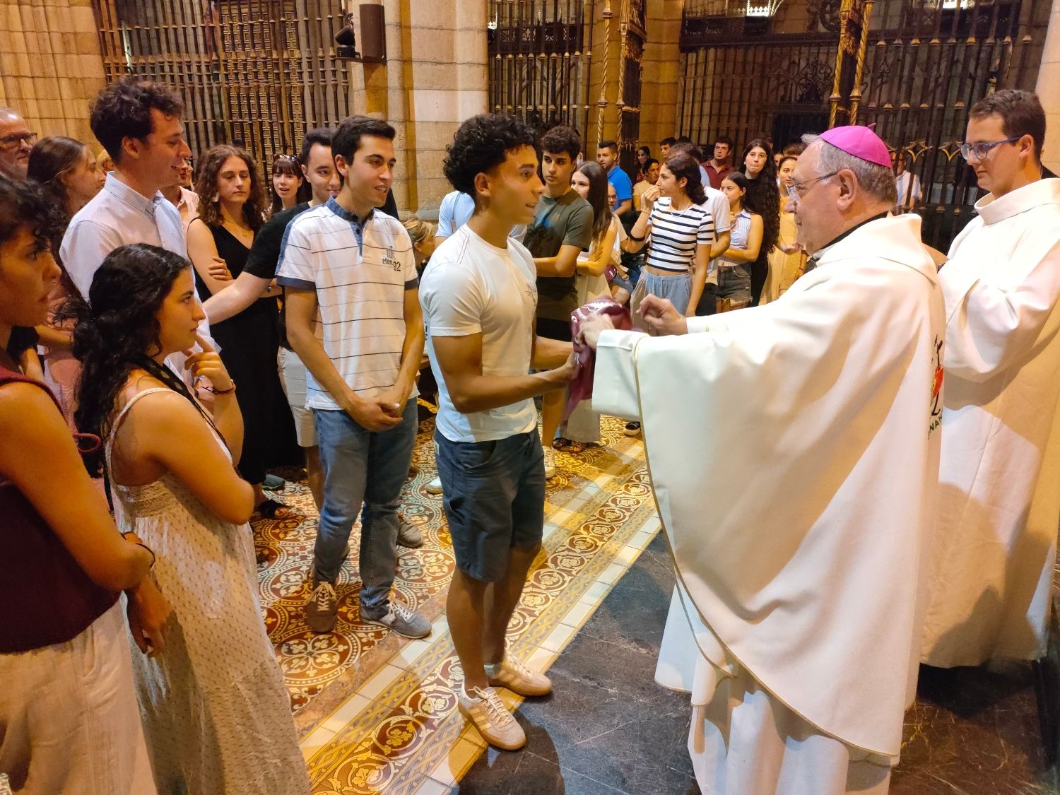 El obispo junto con algunos jóvenes que peregrinan a Roma | L.N.C.