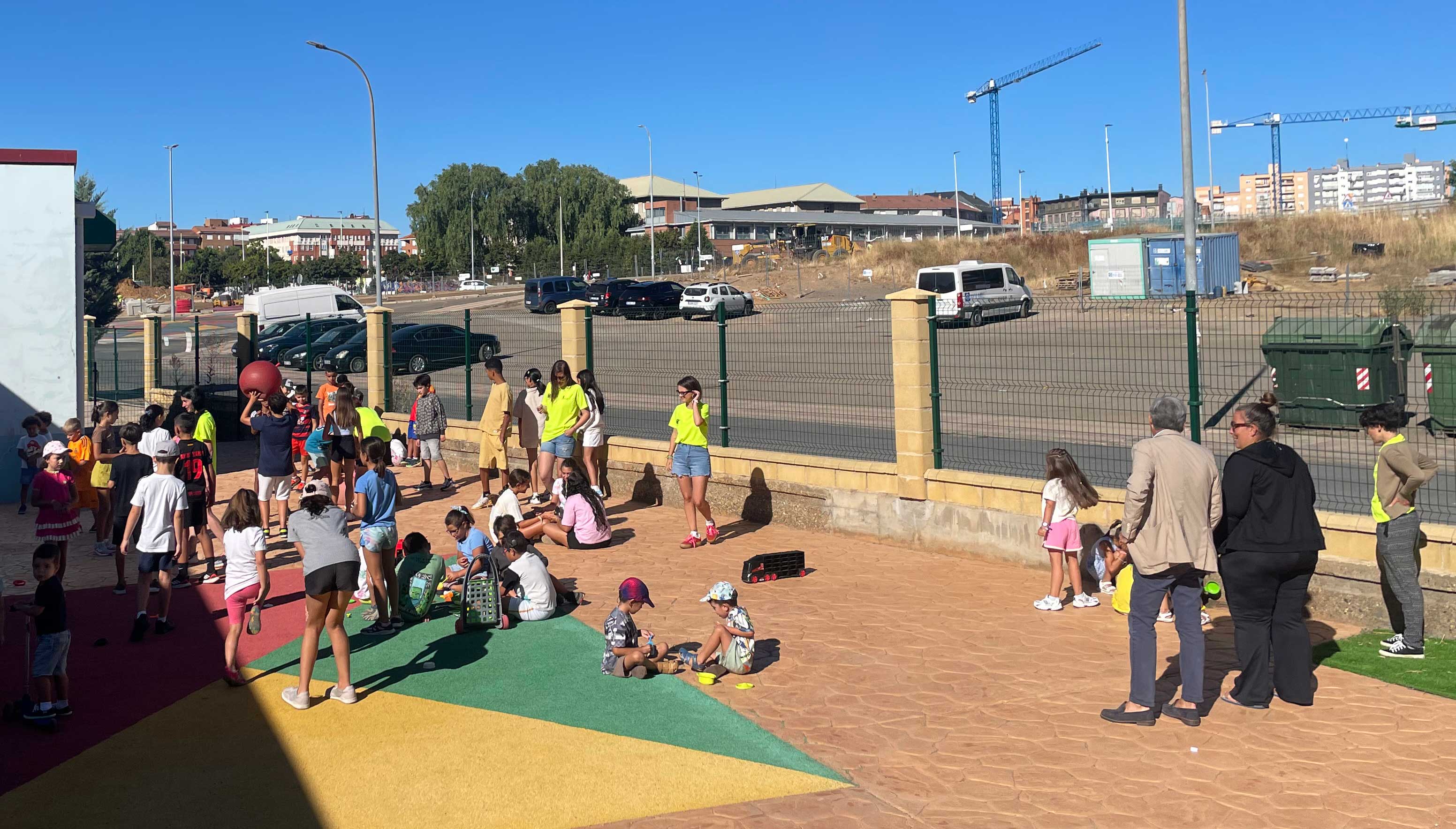 Eduardo Diego y Ainhoa Morente vigilan a algunos de los niños participantes en el programa. | L.N.C. Eduardo Diego y Ainhoa Morente vigilan a algunos de los niños participantes en el programa. | L.N.C.