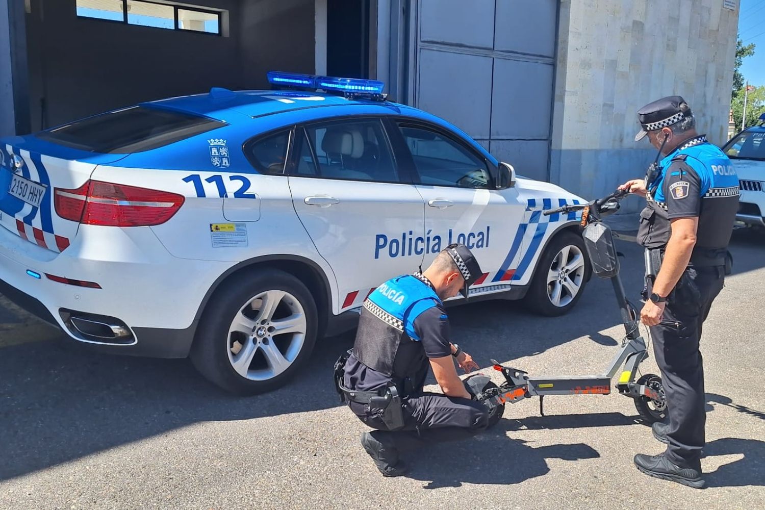 La Policía Local de San Andrés intercepta a dos menores que circulaban ebrias en patinete eléctrico | L.N.C. La Policía Local de San Andrés intercepta a dos menores que circulaban ebrias en patinete eléctrico | L.N.C.
