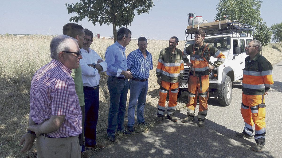 Martínez Majo visitó este lunes a la cuadrilla que actúa en la Vía Verde de Villaornate a Valencia de Don Juan. | L.N.C.