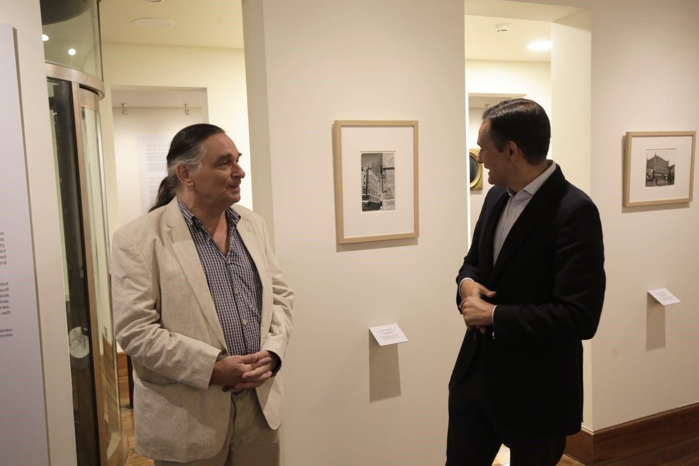 El hijo del fotógrafo Francesc Català Roca visitó la exposición de sus imágenes en la Casa Botines. | FERNANDO OTERO
