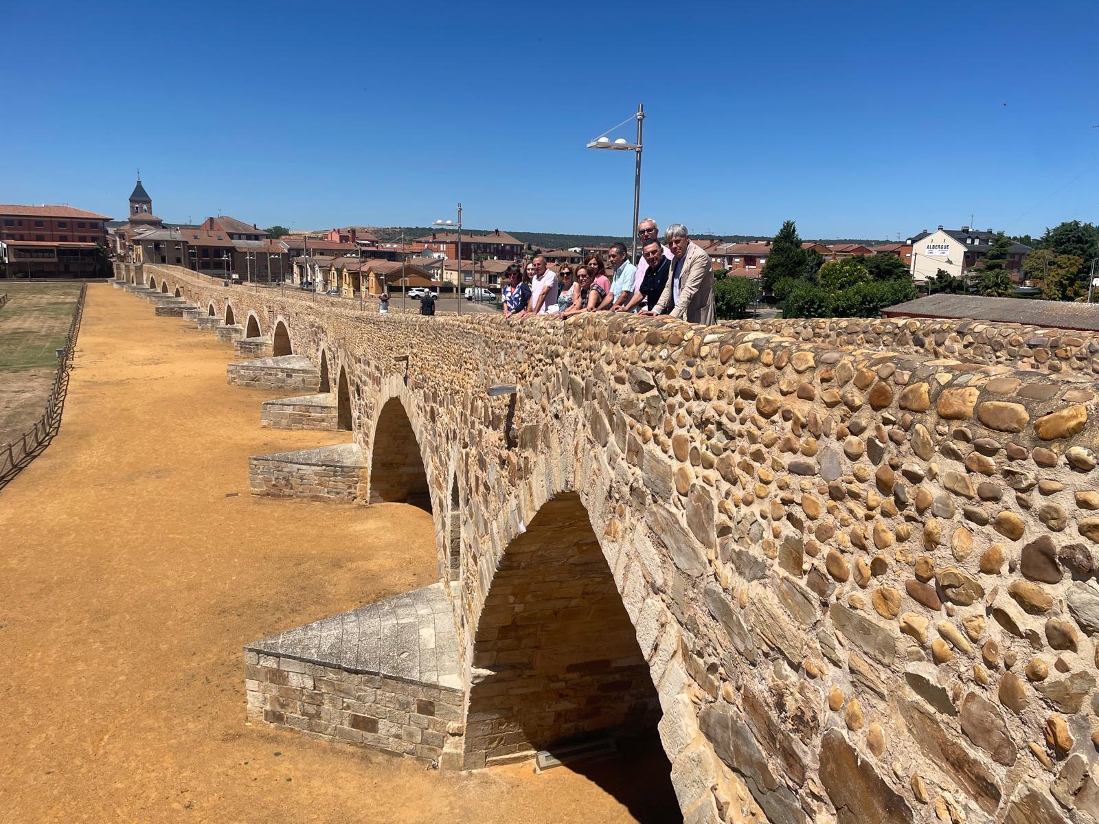 La Comisión de Patrimonio en el Puente del Paso Honroso. | L.N.C.