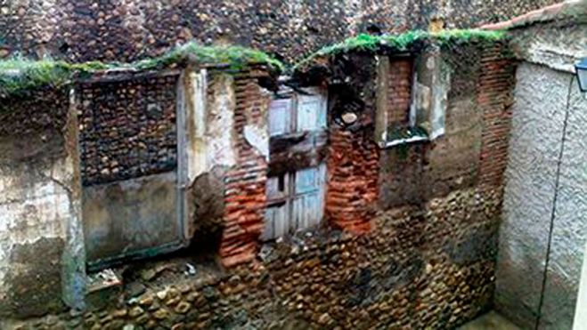 El tramo de la Cerca Medieval en el momento de su inclusión a la Lista Roja de Patrimonio. El tramo de la Cerca Medieval en el momento de su inclusión a la Lista Roja de Patrimonio.