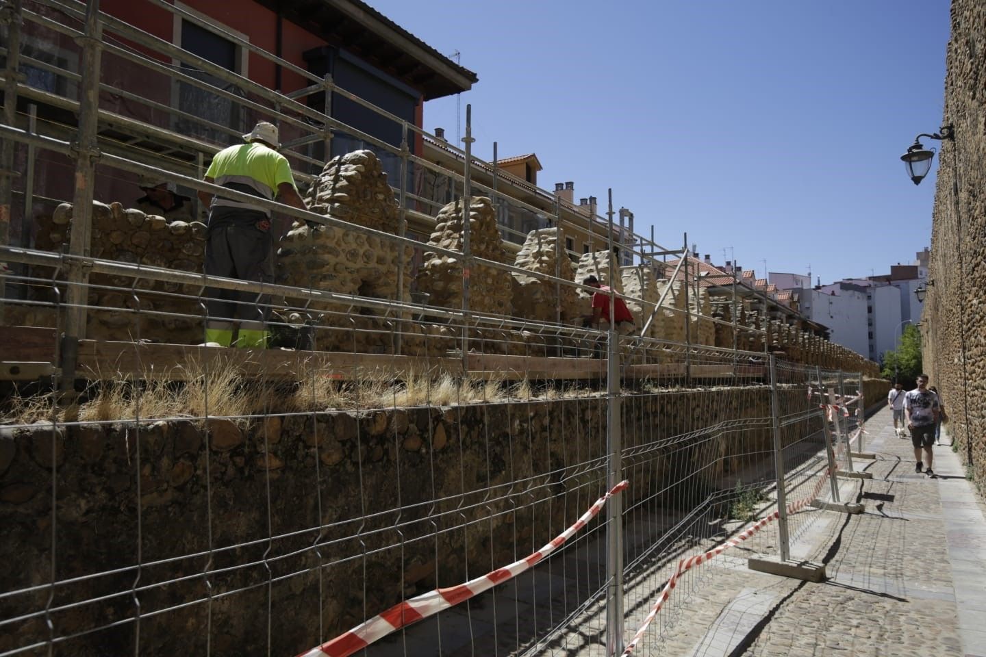 Los andamios sobre el tramo de la Cerca Medieval, vistos desde la calle Cercas. | FERNANDO OTERO