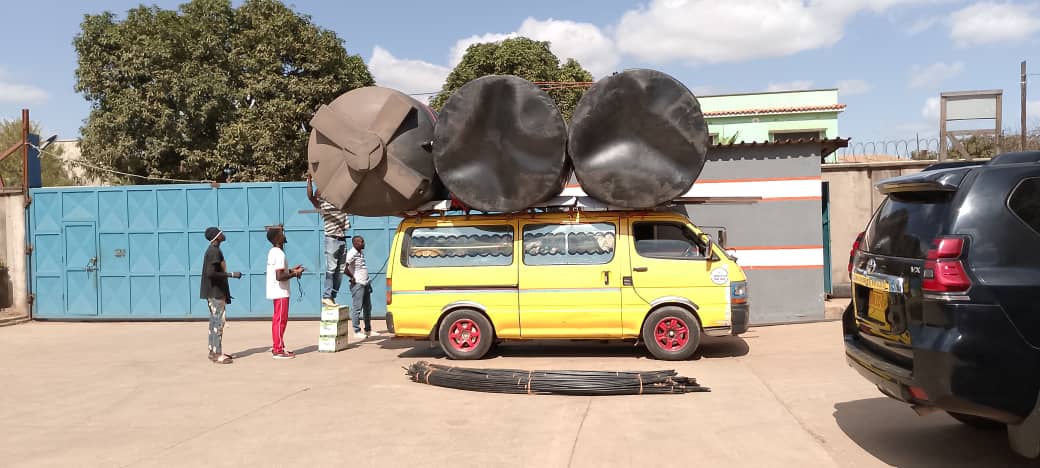 Transporte de las bombas solares que suponen una mejora notable en la zona. 