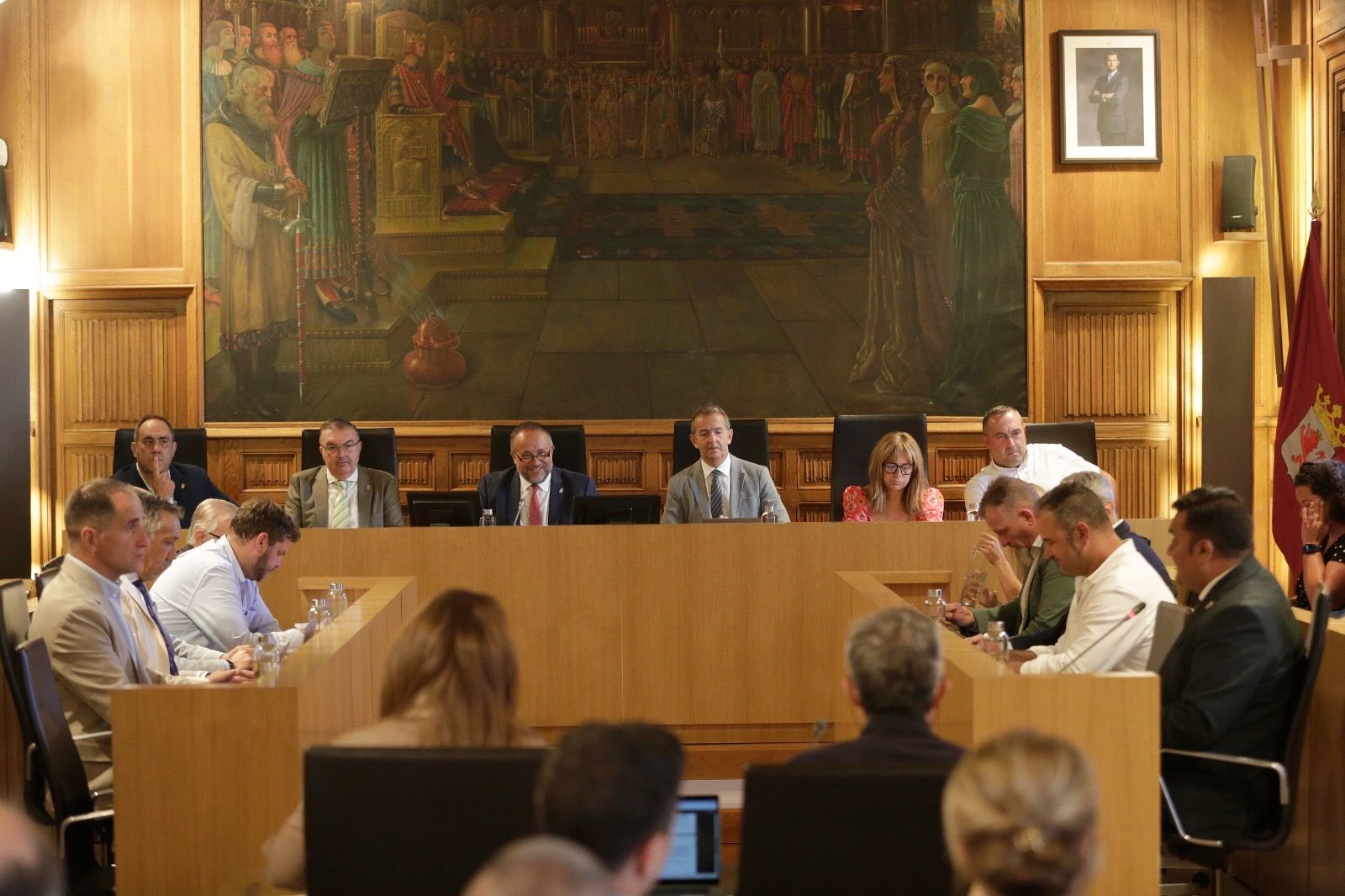 Un instante del pleno ordinario celebrado este miércoles en la Diputación de León. | FERNANDO OTERO