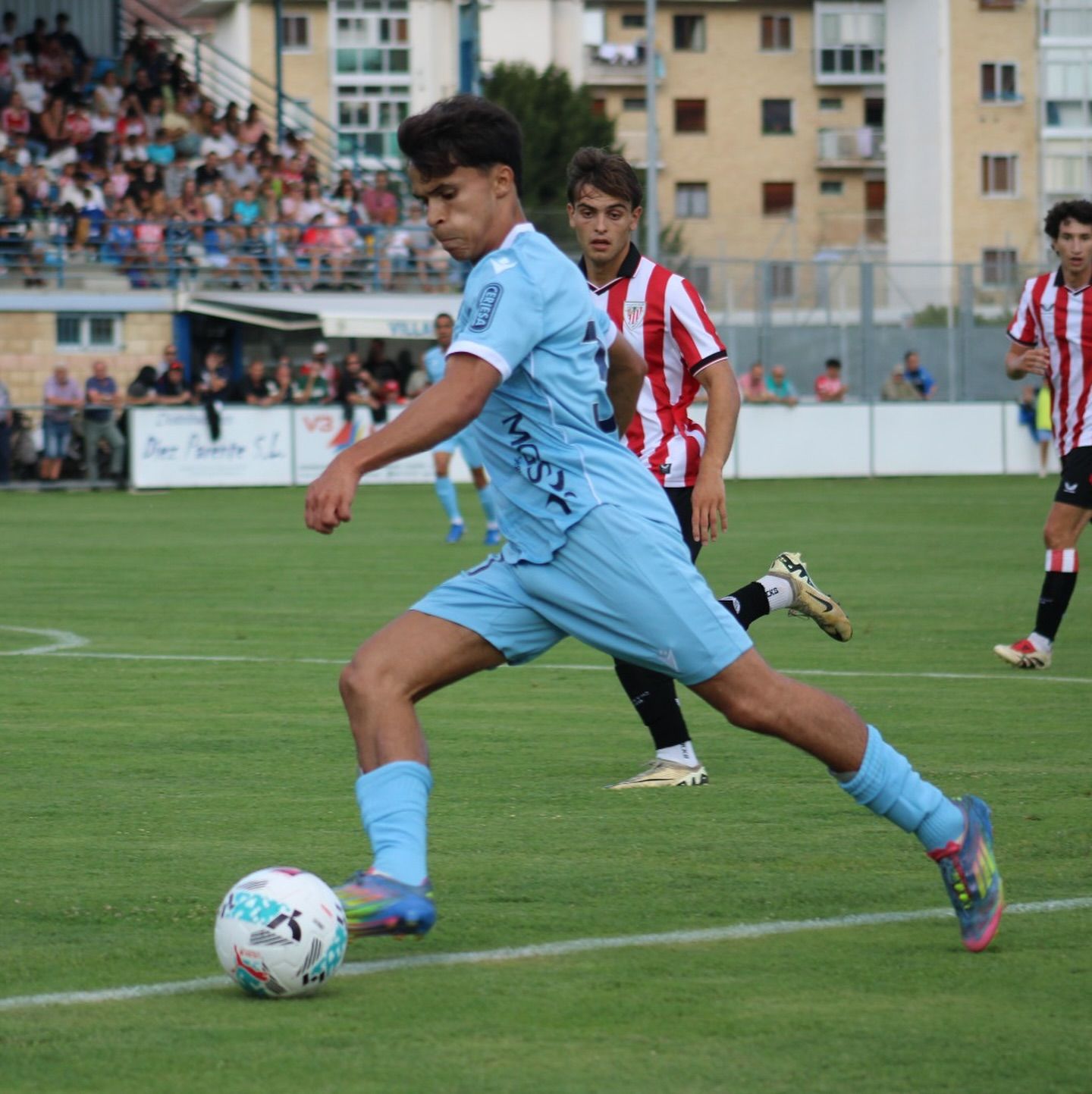 Larios, uno de los fichajes que ya han llegado a la Cultural, se dispone a centrar frente al Athletic B. | CYD