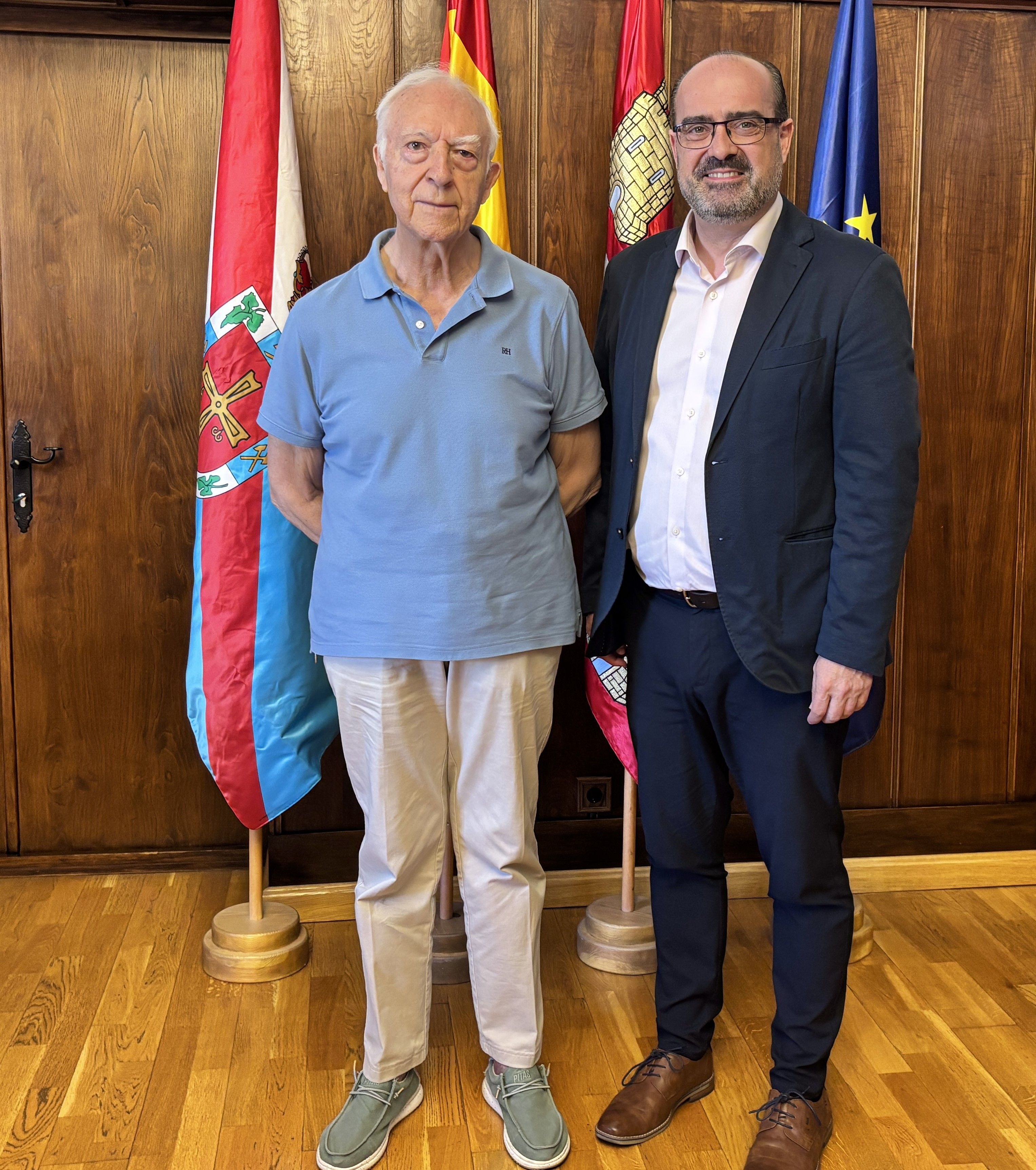 El regidor y Manuel Ángel Fernández, anunciando la propuesta.