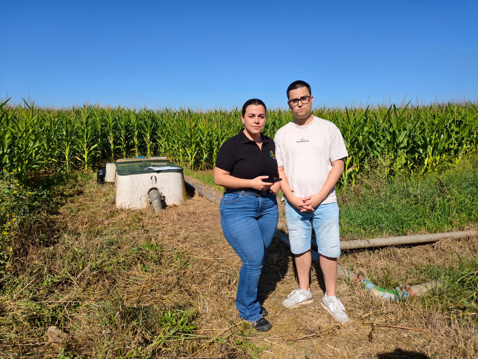 Andrea Castrillo y Mario Fuertes, beneficiarios de la beca de Campus Rural que desarrollan su formación con iRiego. | A. RODRÍGUEZ