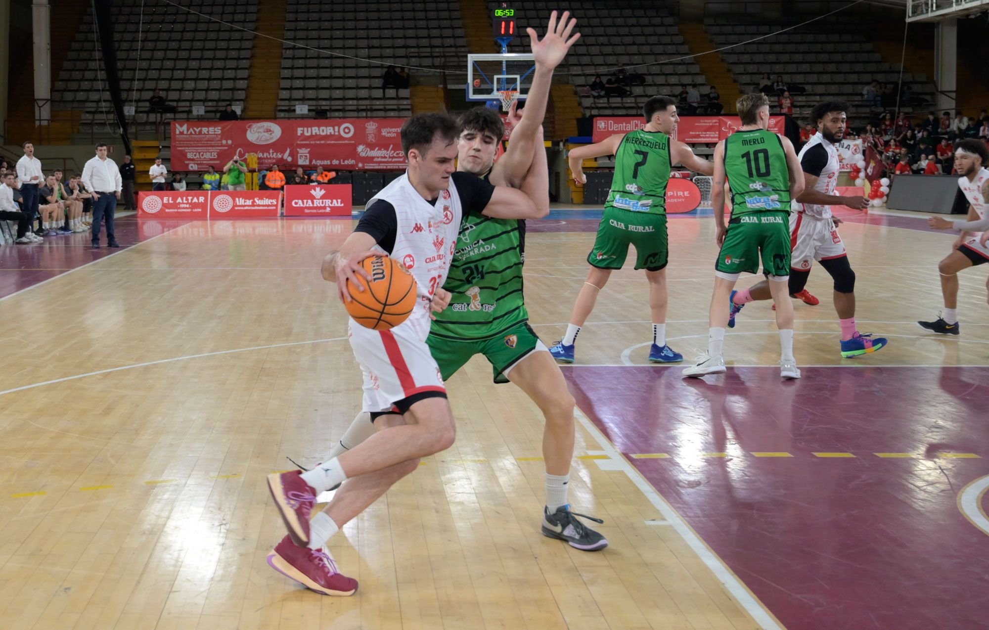 Llamas intenta penetrar durante el último derbi entre Cultural y Ponferrada. | MAURICIO PEÑA