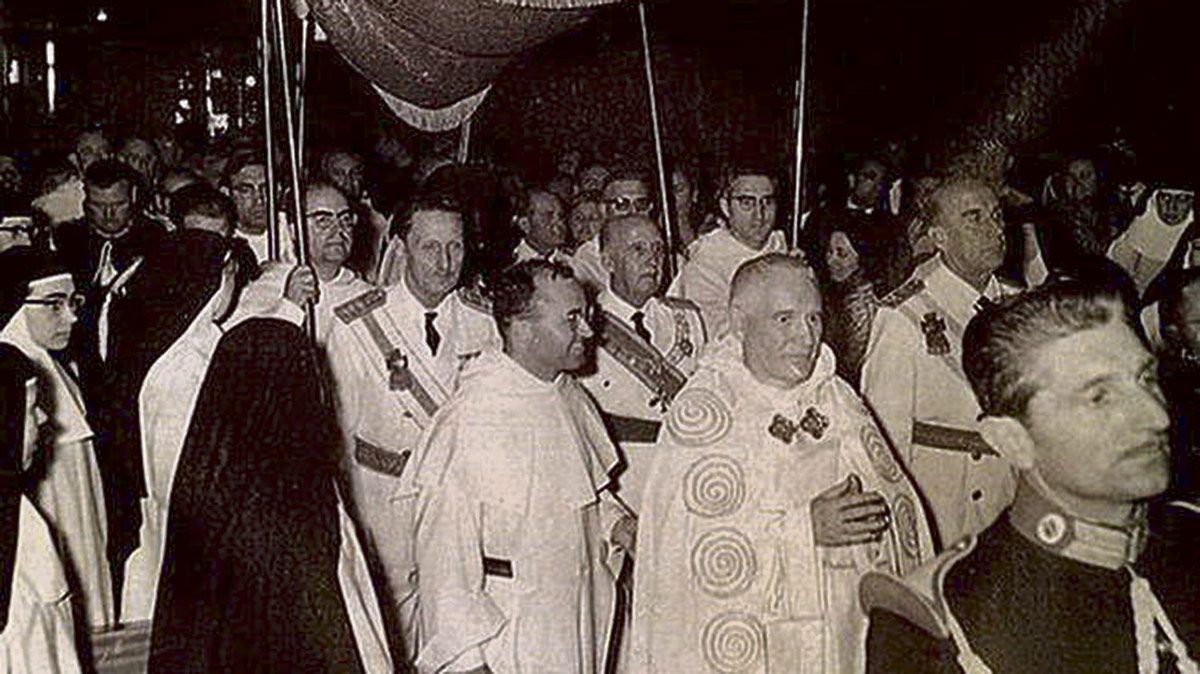 Una imagen habitual de la España franquista, el dictador Francisco Franco paseando bajo palio, en este caso en el Santuario leonés de La Virgen del Camino. Una imagen habitual de la España franquista, el dictador Francisco Franco paseando bajo palio, en este caso en el Santuario leonés de La Virgen del Camino.