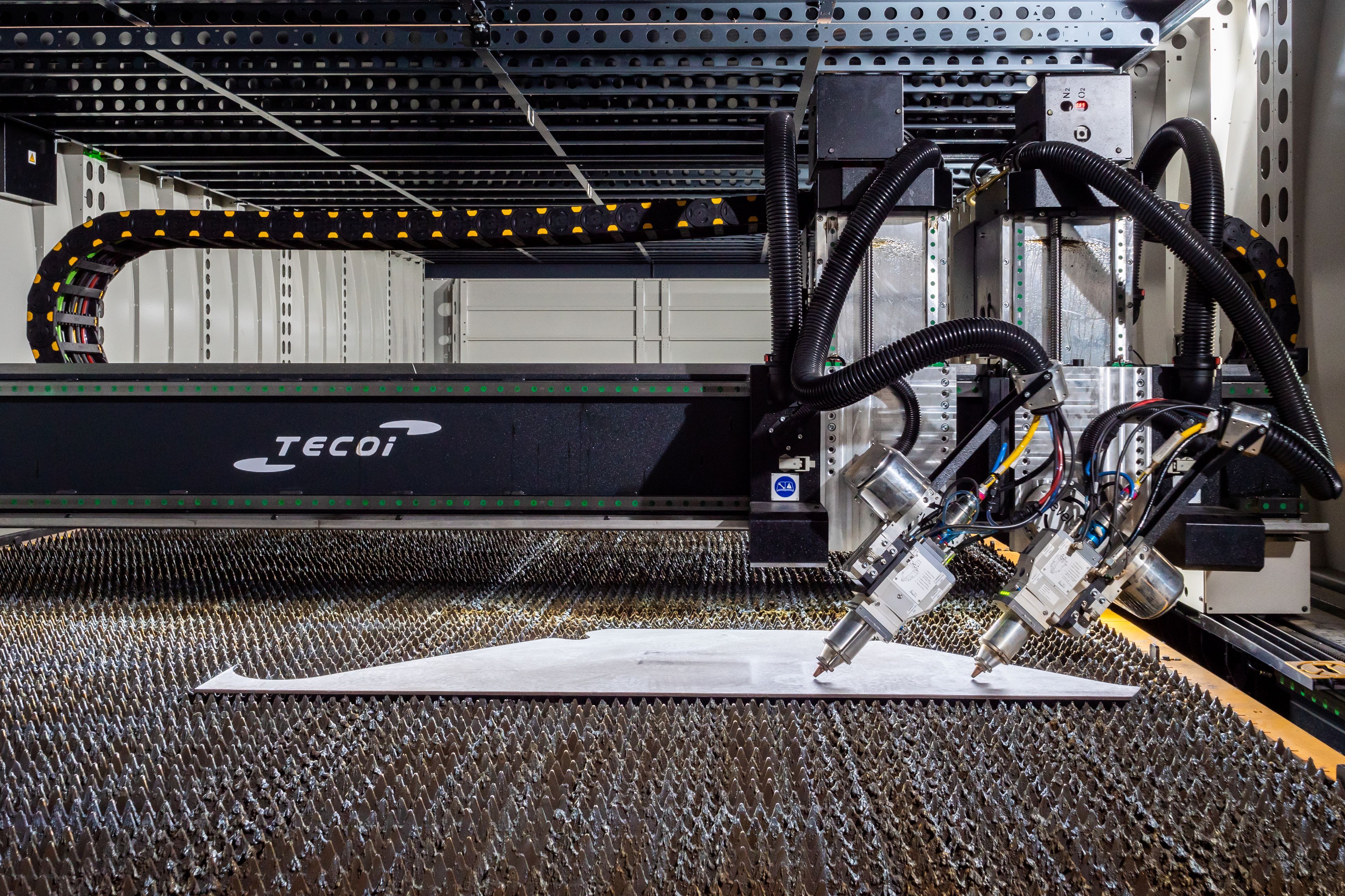 Fabrica maquinaria de alta capacidad, como sus potentes sistemas de corte por láser de gran formato.  | TECOI