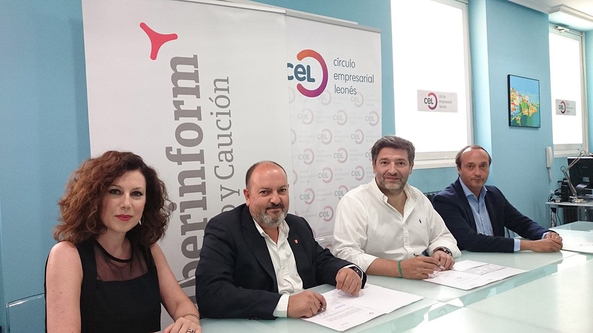 Momento de la firma del convenio entre Iberinform y el Círculo Empresarial Leonés. | L.N.C.