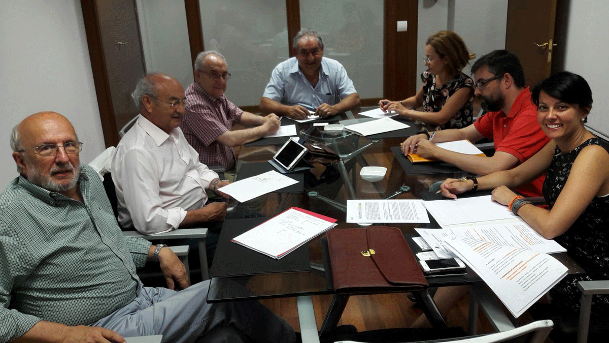 Reunión entre Rosa Luna y técnicos del Imfe con la directiva de Secot León, este martes en Ponferrada. | L.N.C.